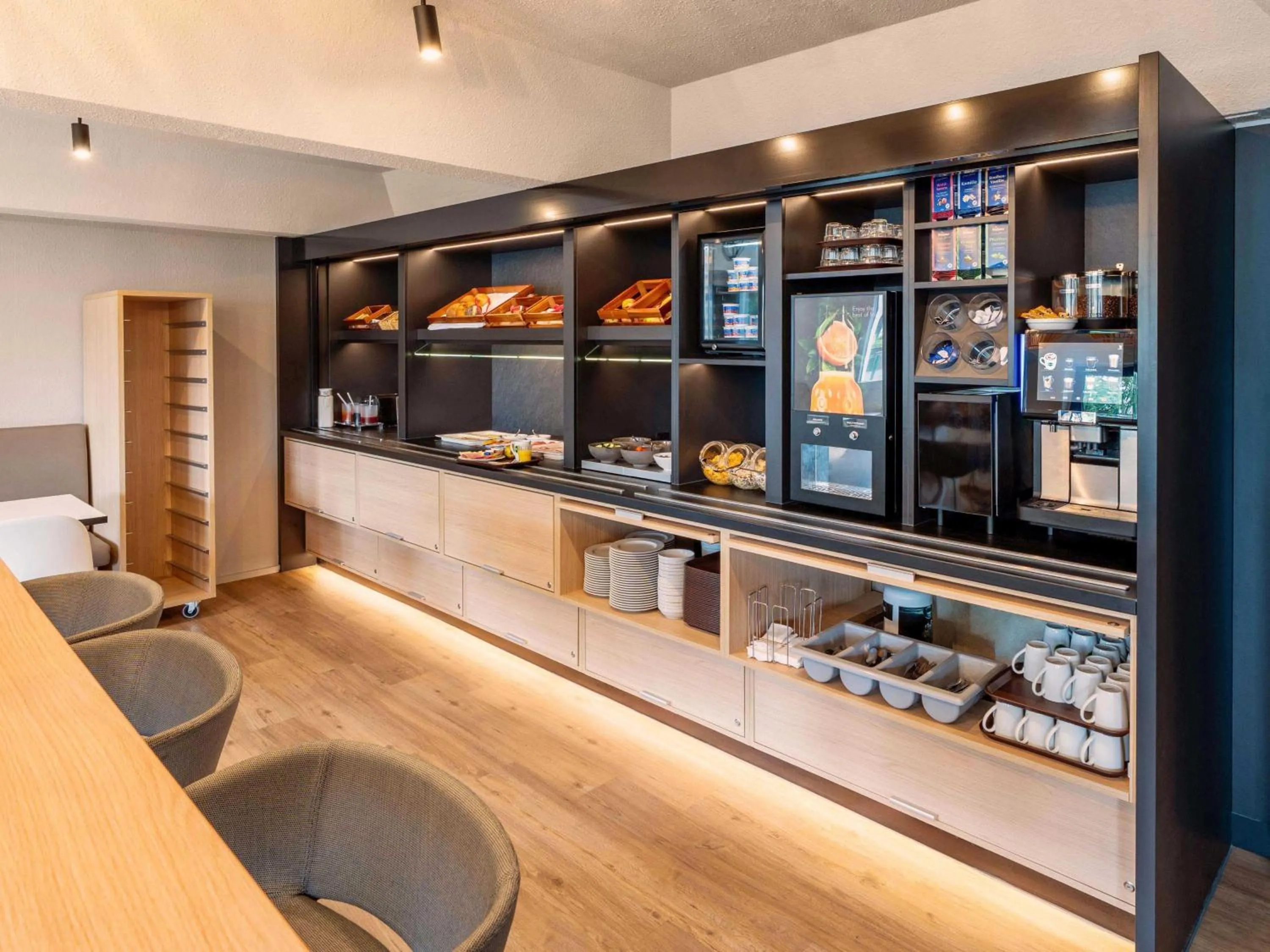 Lounge or bar in B&B HOTEL Hannover-Garbsen