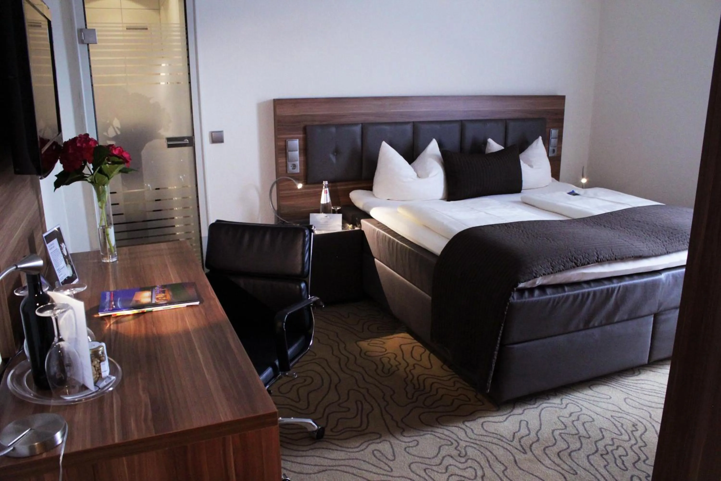 Photo of the whole room, Bed in Schlosshotel Kassel