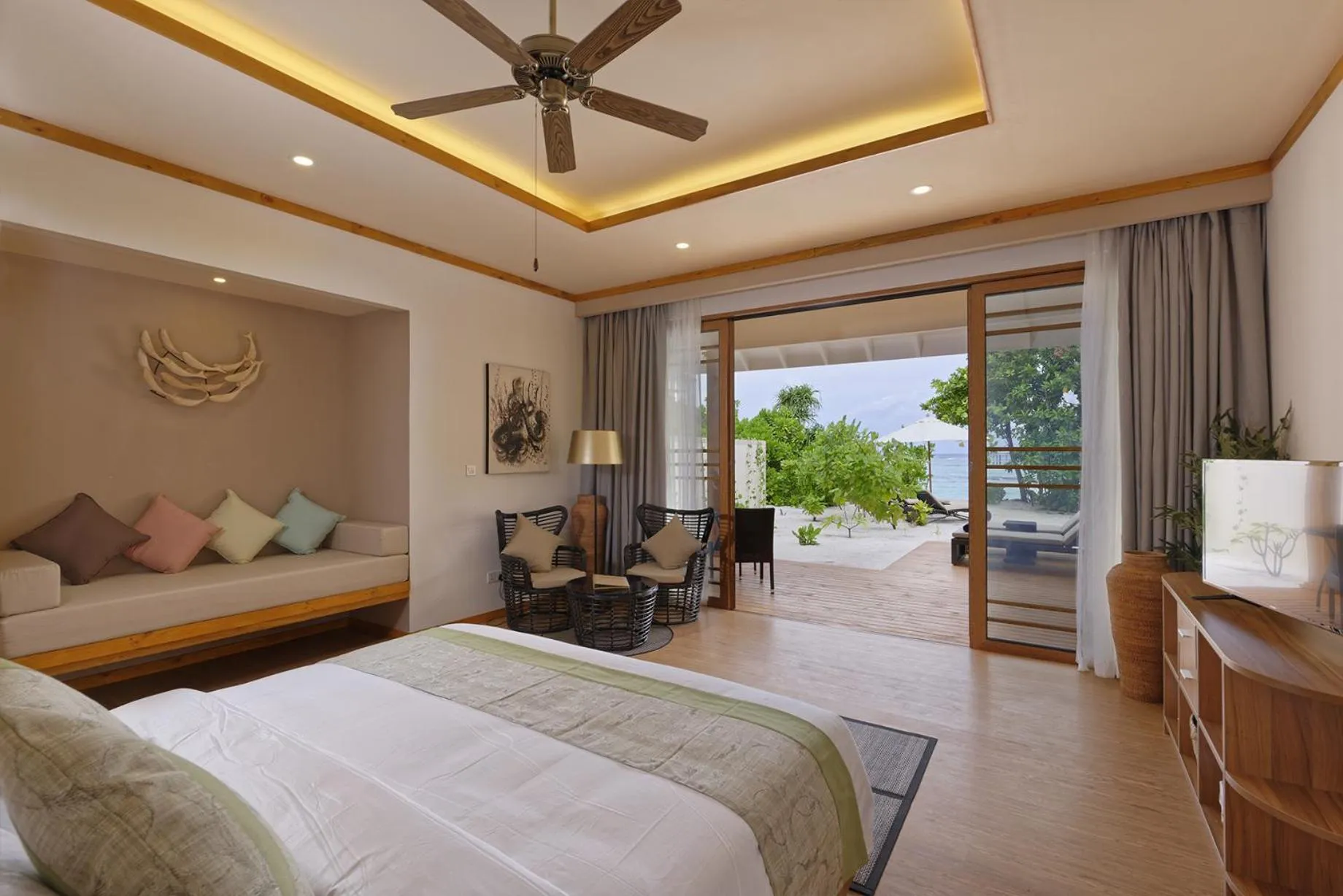 Photo of the whole room, Bed in Brennia Kottefaru Maldives
