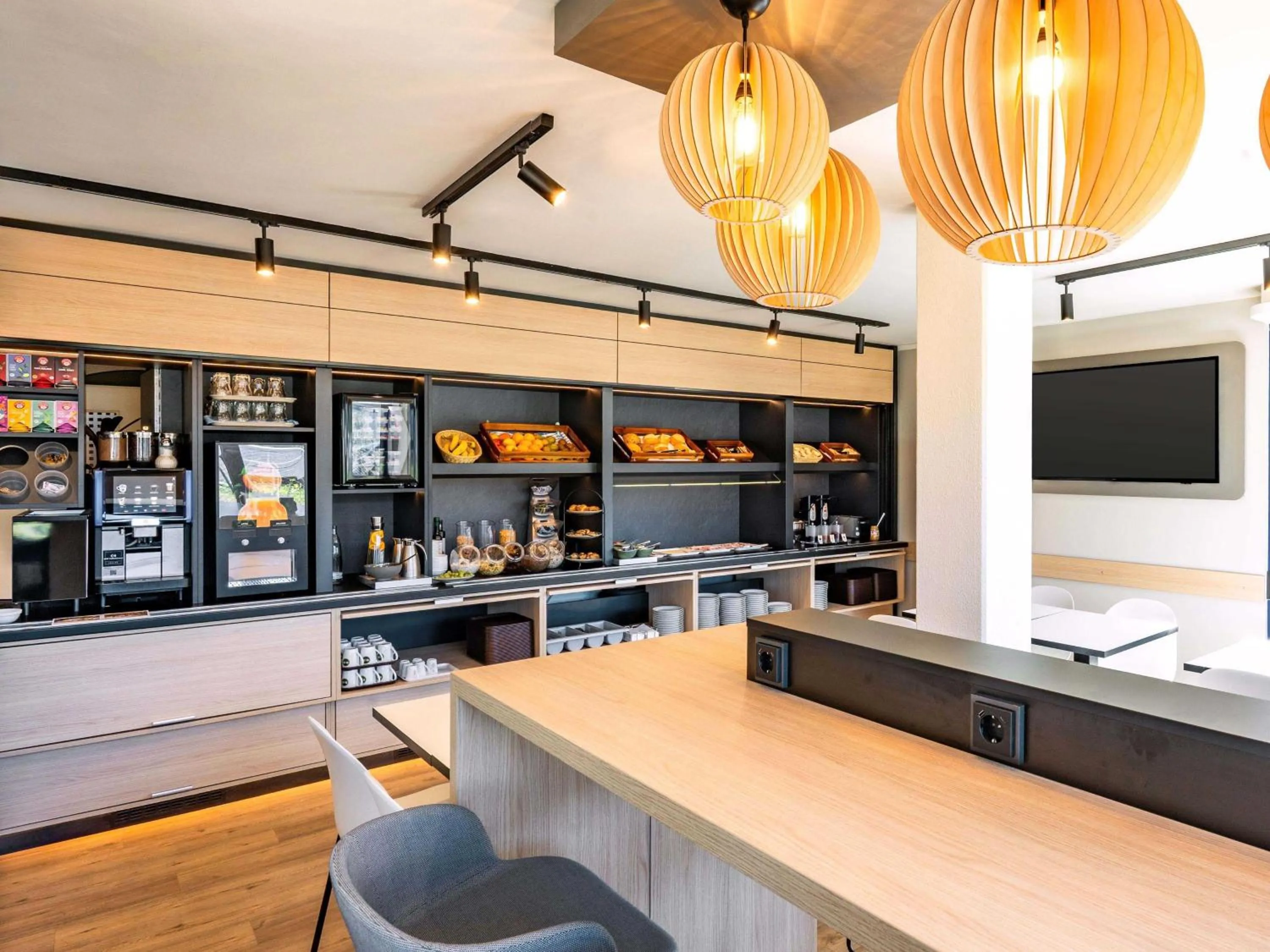 Lounge or bar in B&B HOTEL Hannover-Laatzen