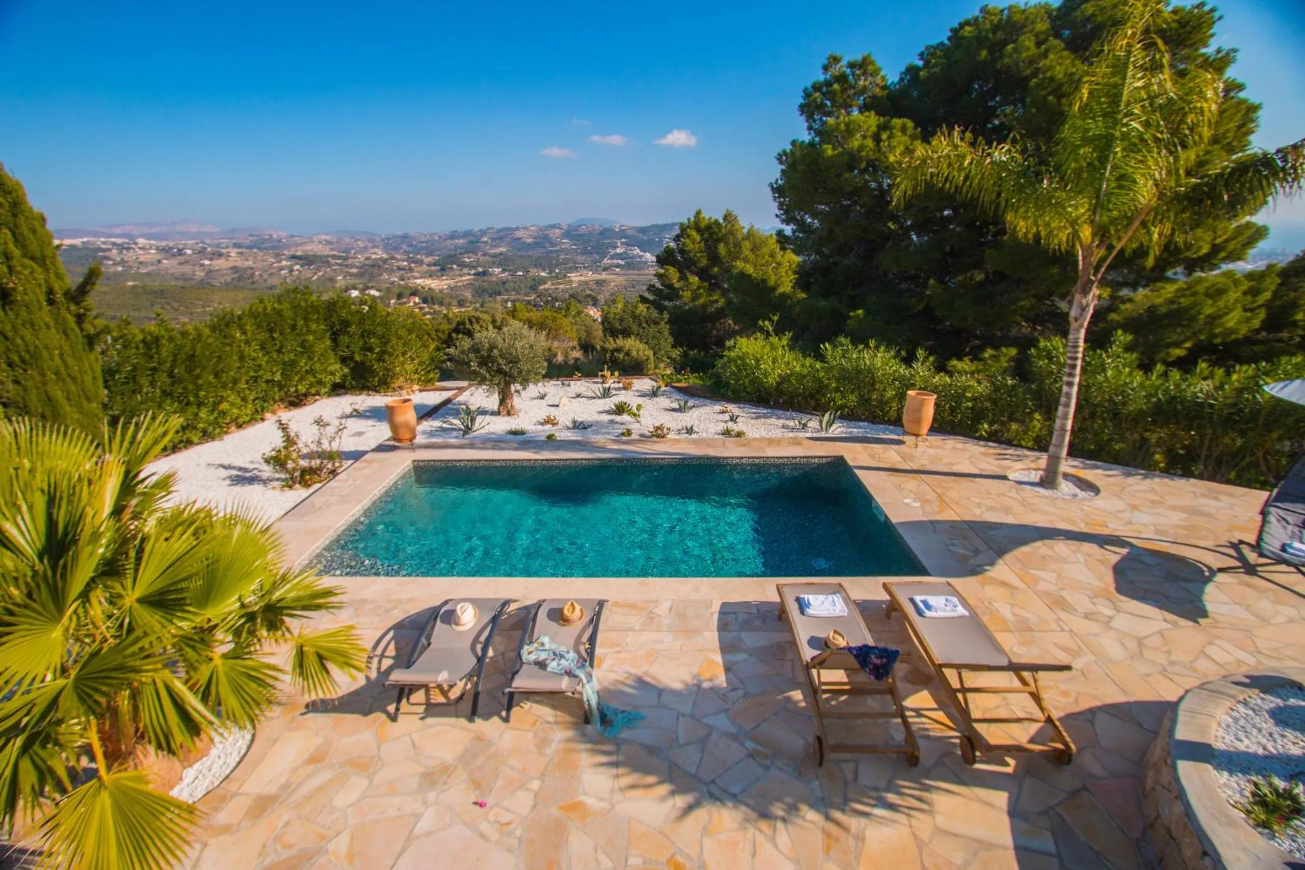 Swimming pool in Villa Teranga - PlusHolidays