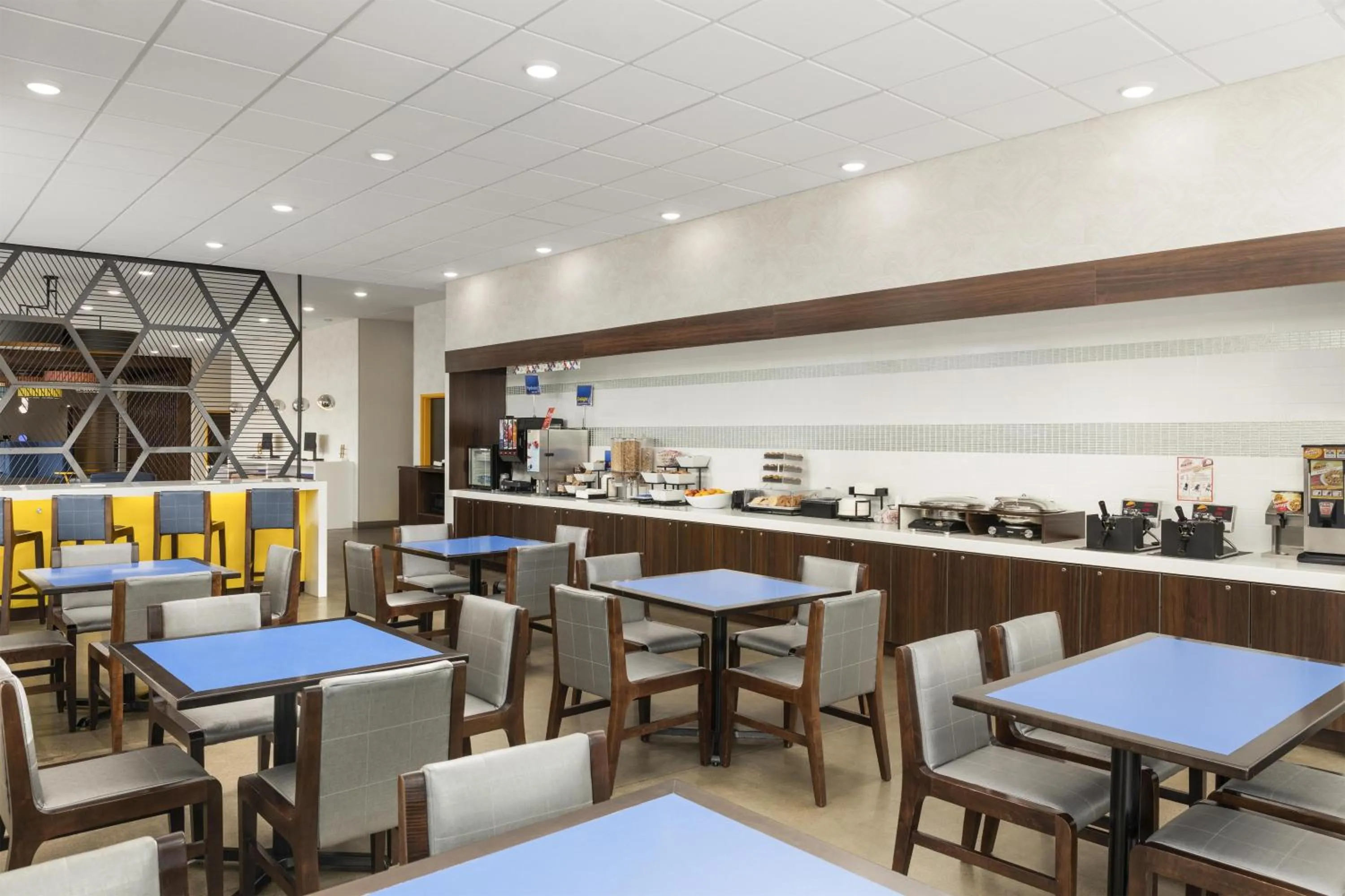 Breakfast in GLō Best Western Dawley Farms In Sioux Falls