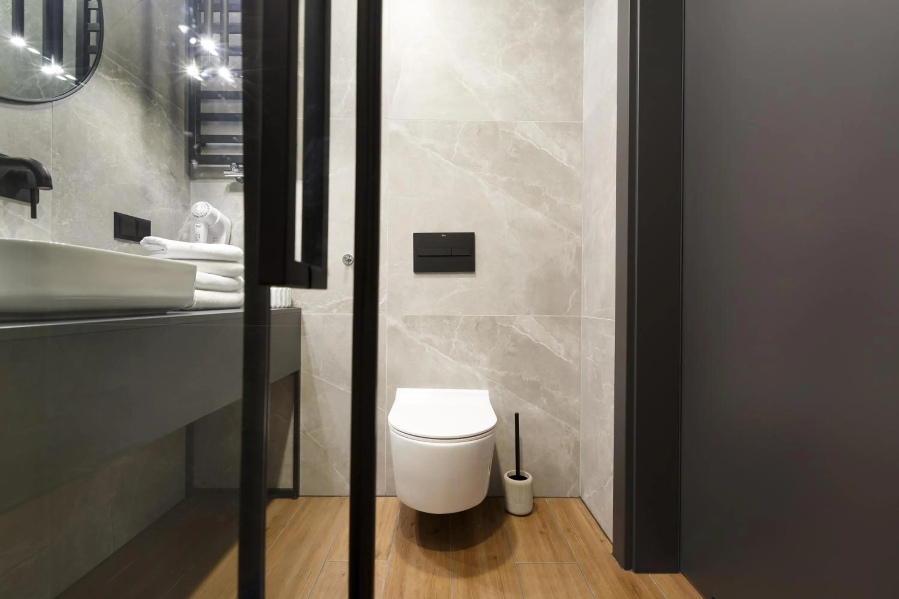 Toilet in Homewell Boutique Apartments Stare Miasto