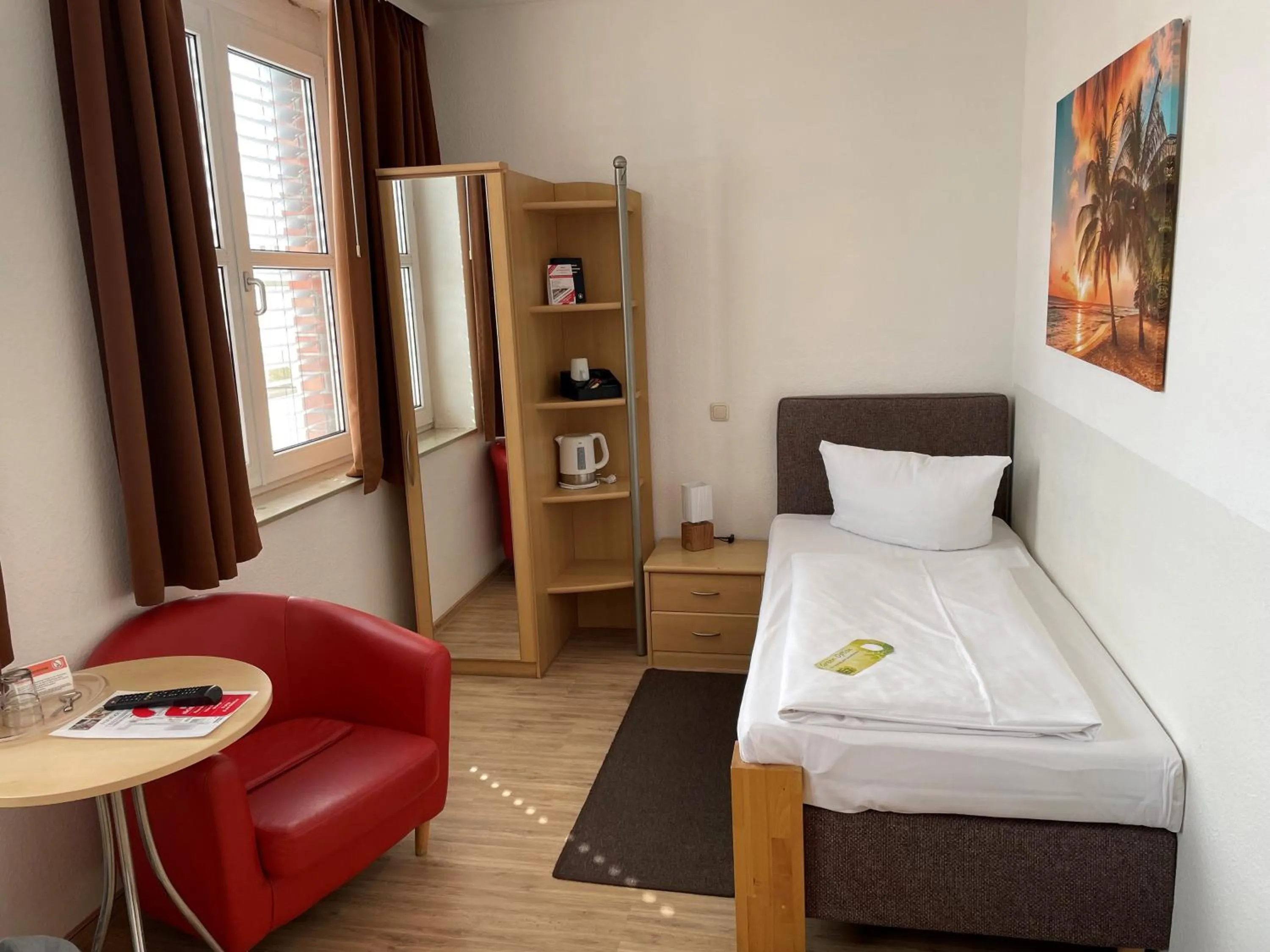 Photo of the whole room, Bed in Hotel Am Hopfenmarkt