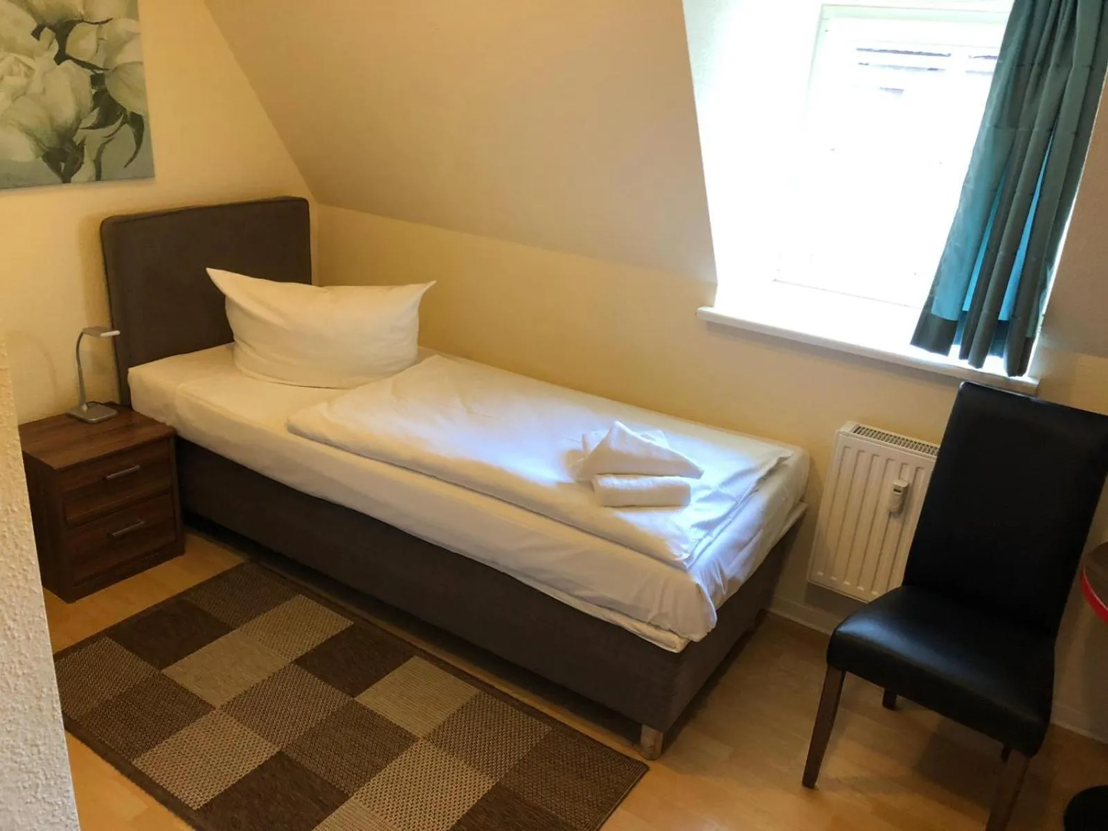 Photo of the whole room, Bed in Hotel Am Hopfenmarkt