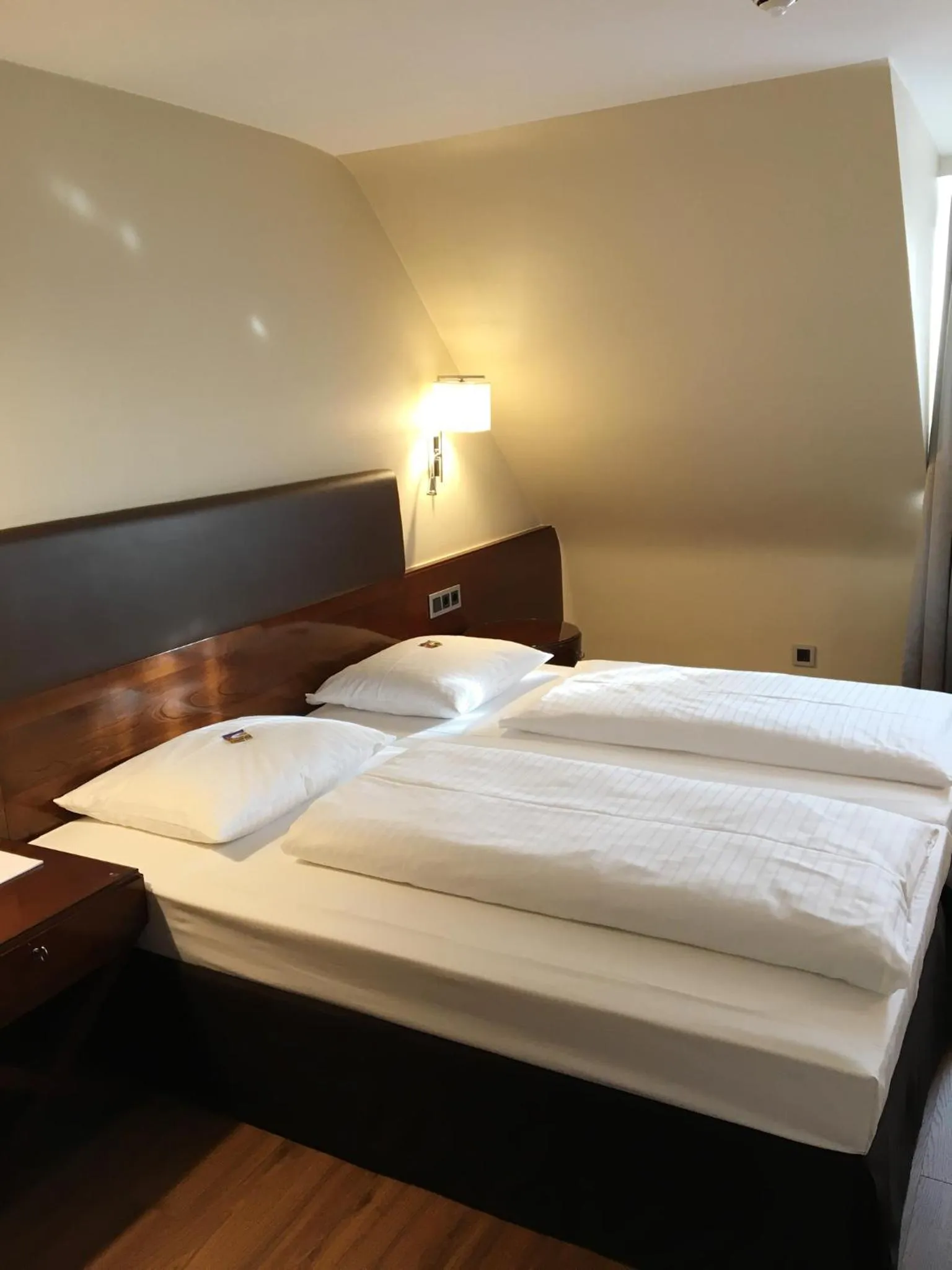 Photo of the whole room, Bed in Dürer-Hotel