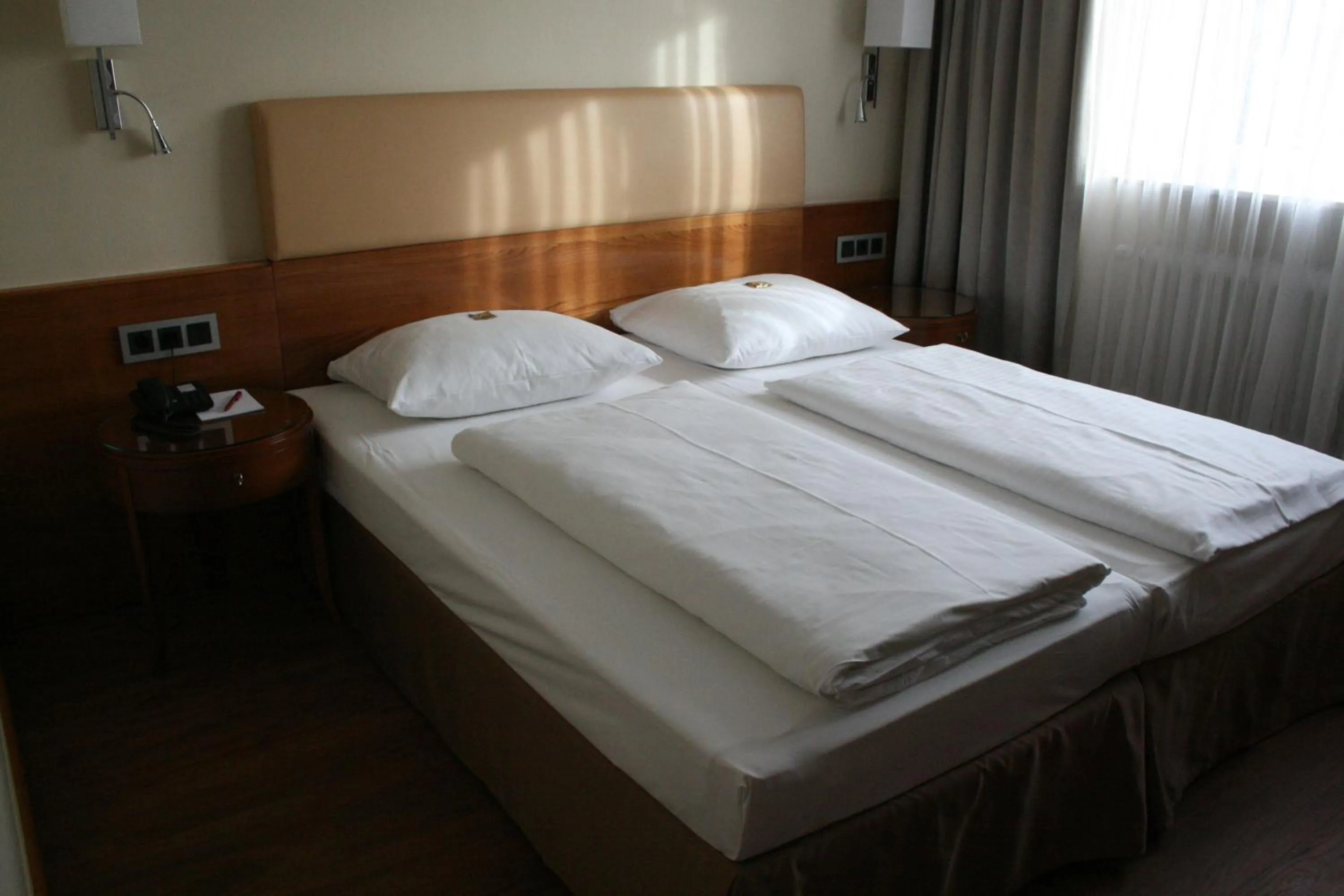 Photo of the whole room, Bed in Dürer-Hotel