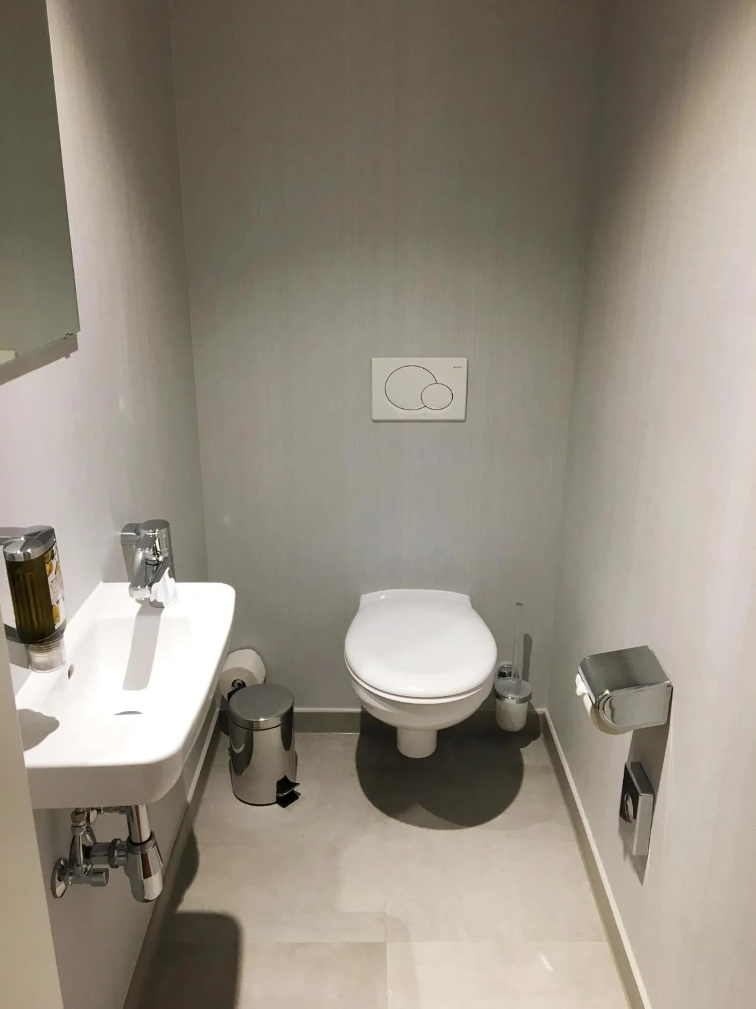 Toilet in Dürer-Hotel