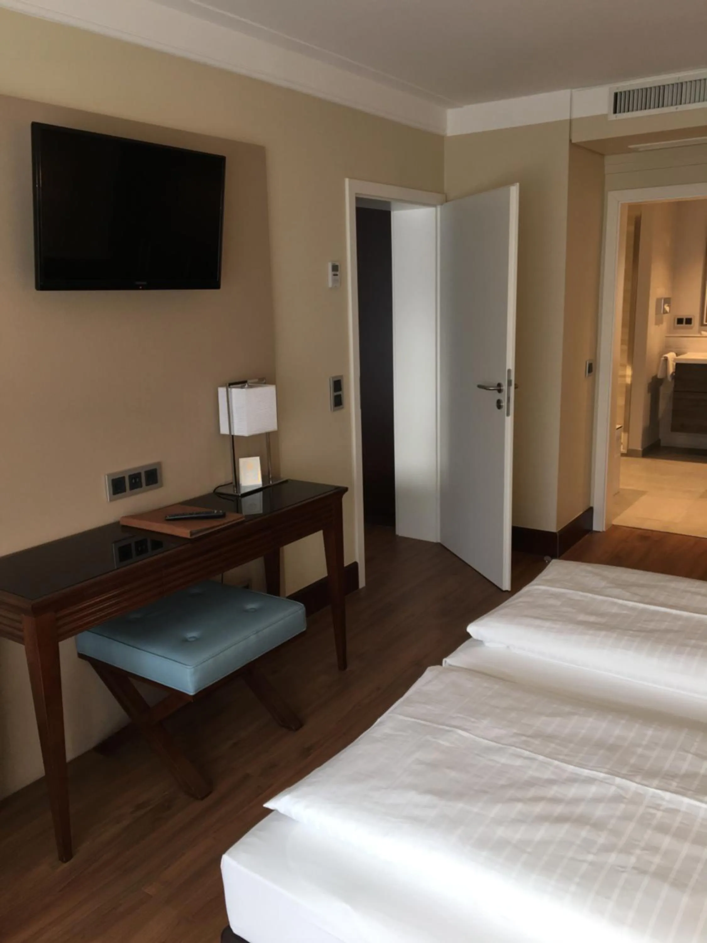 Photo of the whole room, Bed in Dürer-Hotel