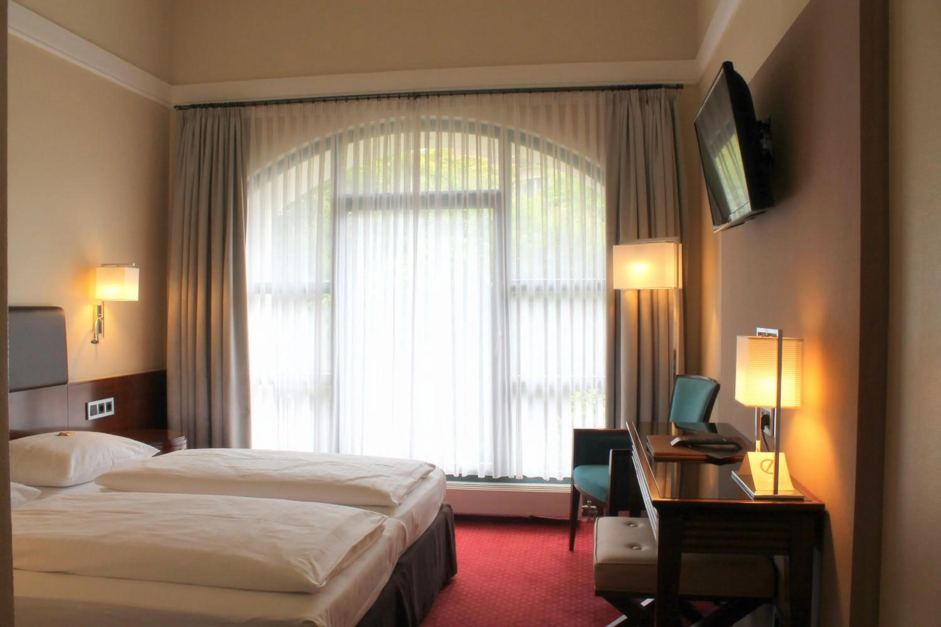 Photo of the whole room, Bed in Dürer-Hotel