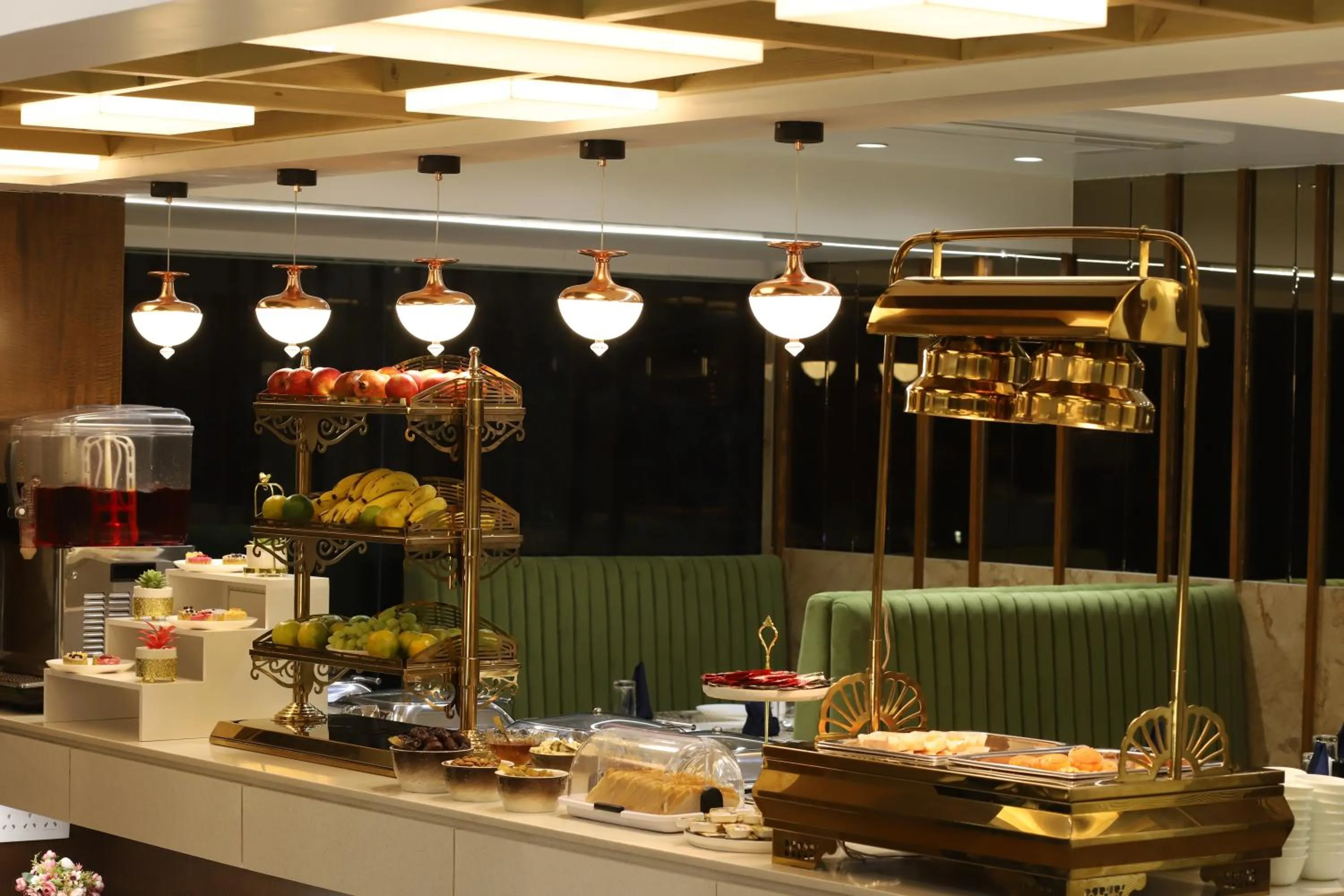 Restaurant/places to eat in Hotel Auris & Banquets, Mumbai International Airport