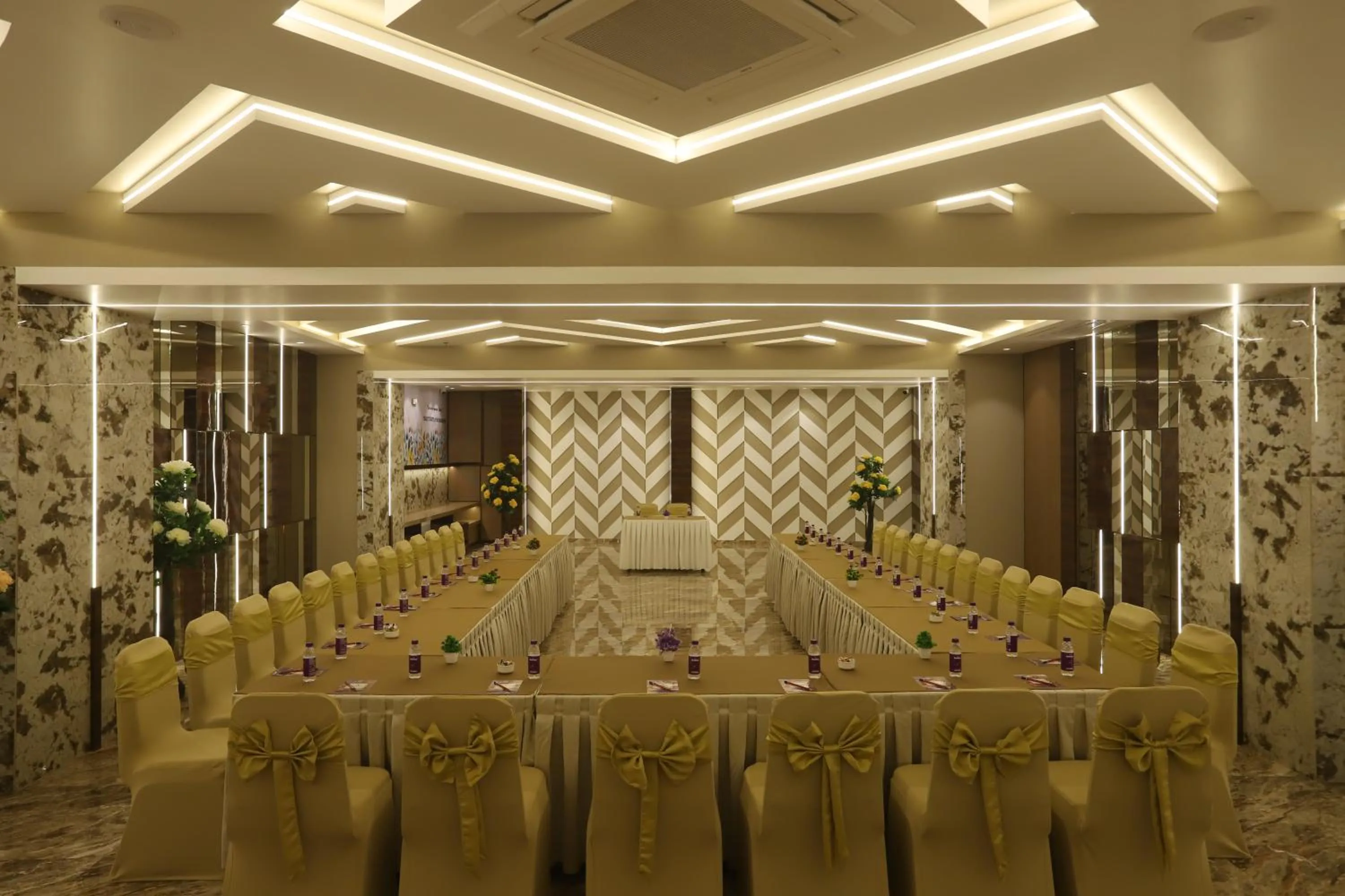 Restaurant/places to eat in Hotel Auris & Banquets, Mumbai International Airport