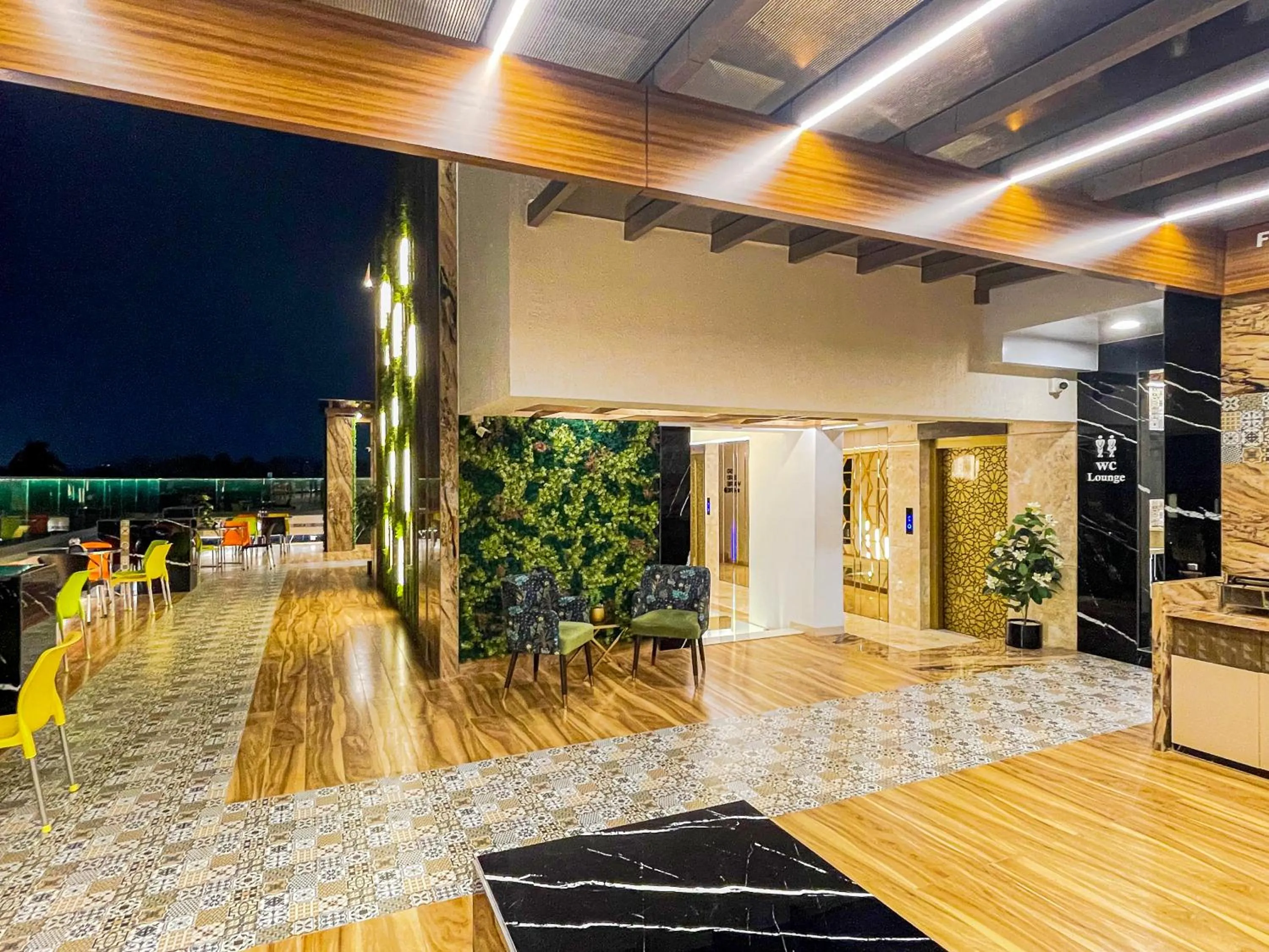 Restaurant/places to eat in Hotel Auris & Banquets, Mumbai International Airport