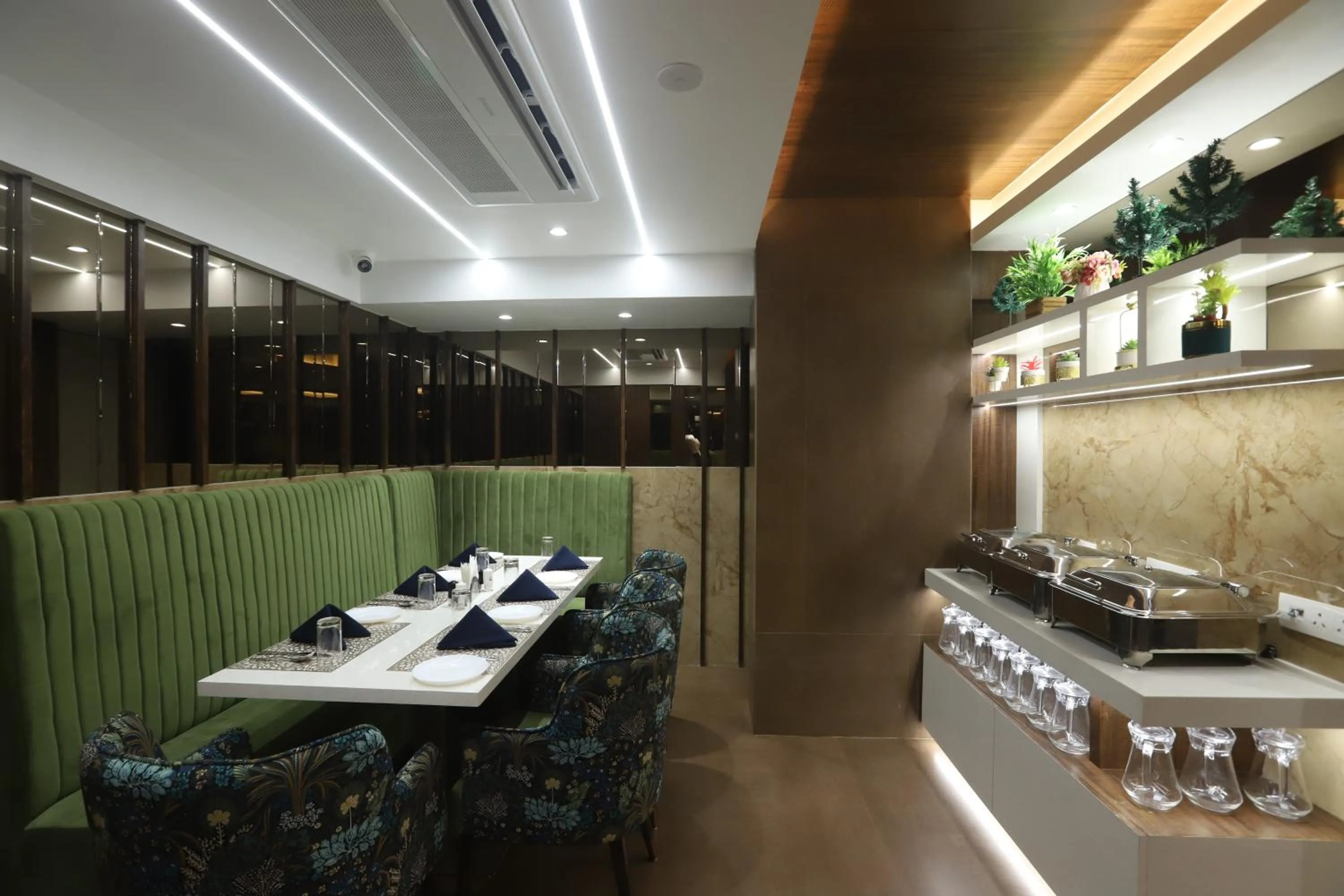 Restaurant/places to eat in Hotel Auris & Banquets, Mumbai International Airport