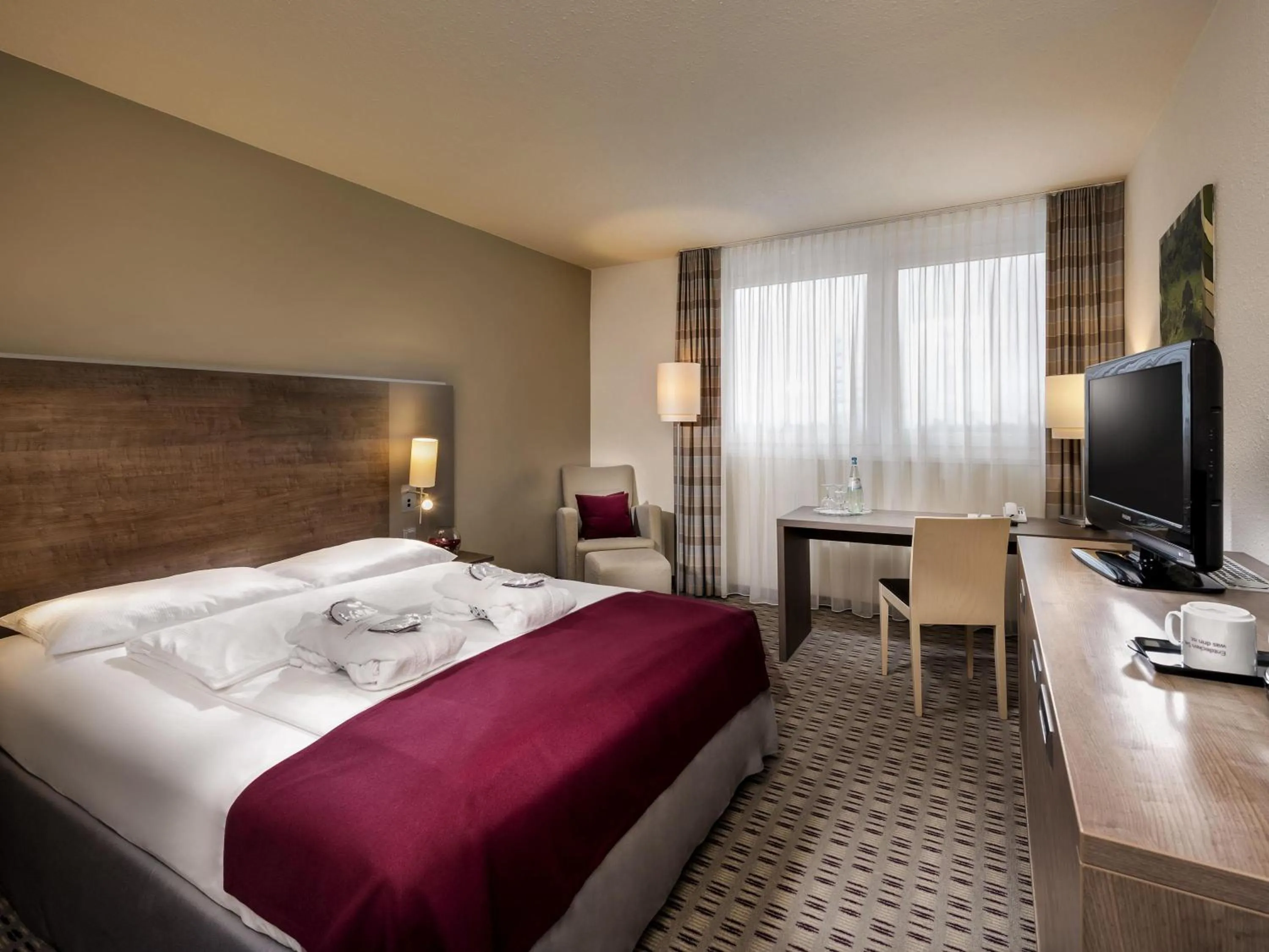 Property building, Bed in Mercure Hotel Frankfurt Eschborn Ost