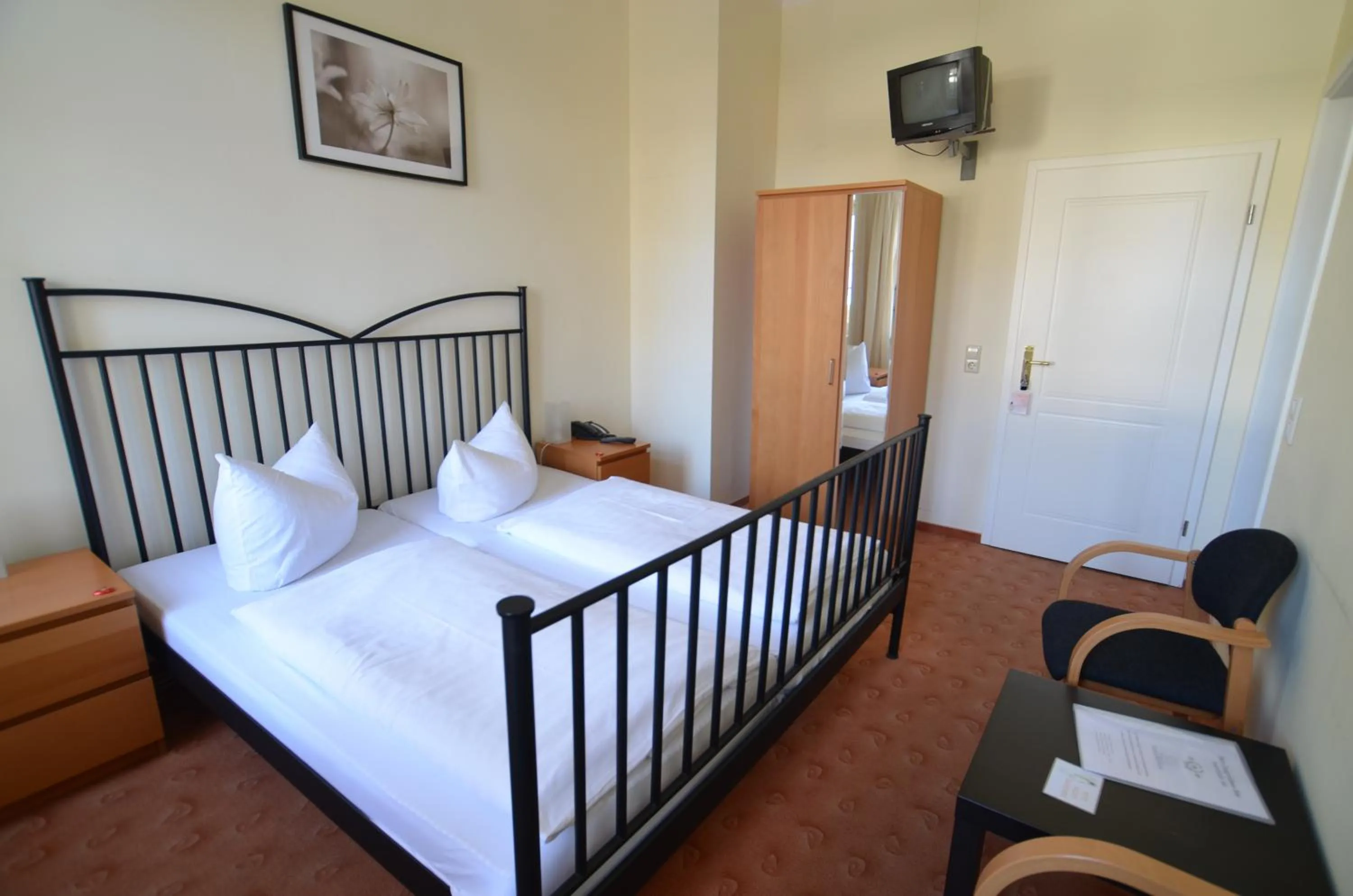 Photo of the whole room, Bed in Gästehaus Villa Seraphinum