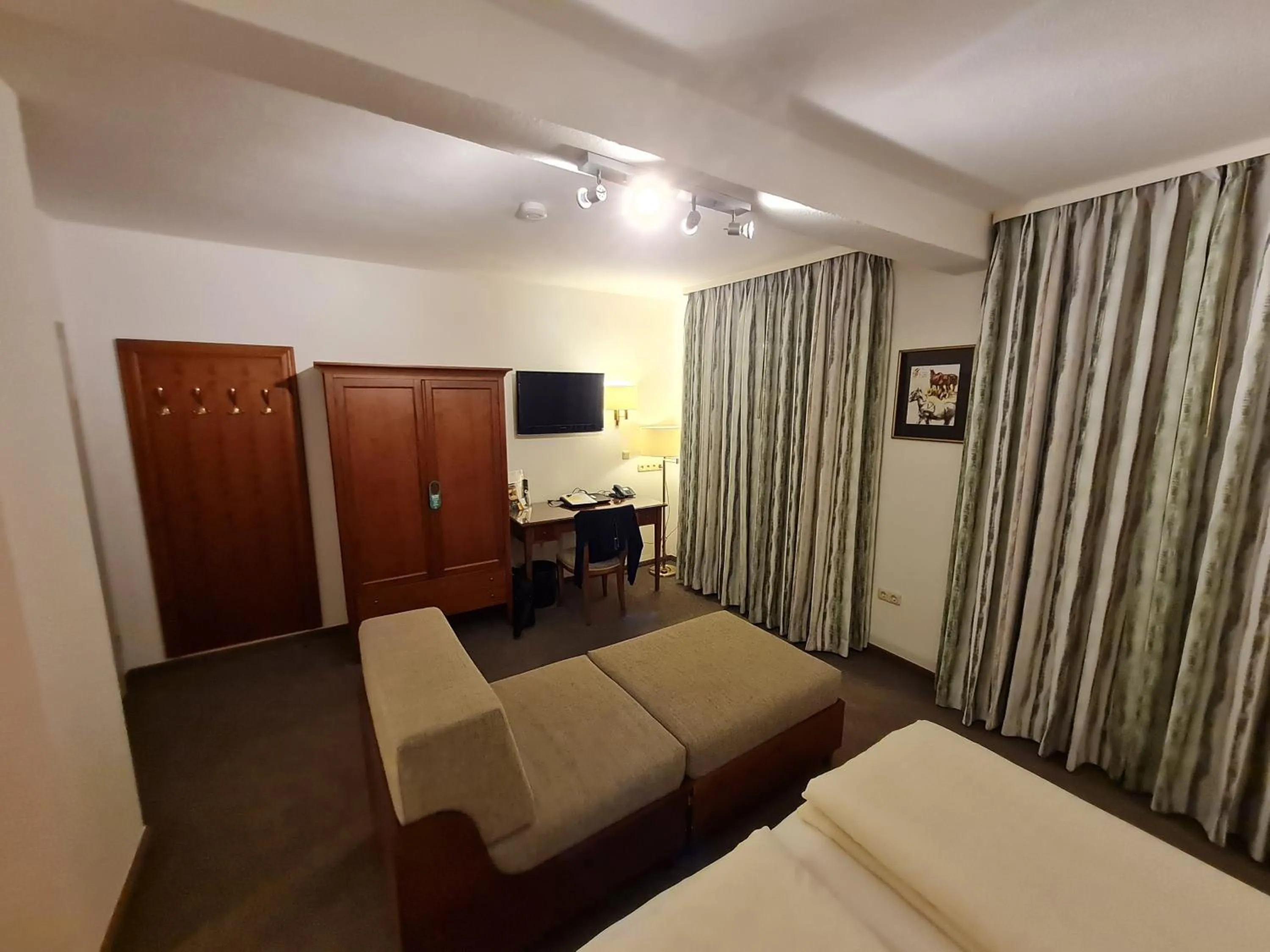 Bed in Hotel Waldquelle - Baumhaushotel Aerzen