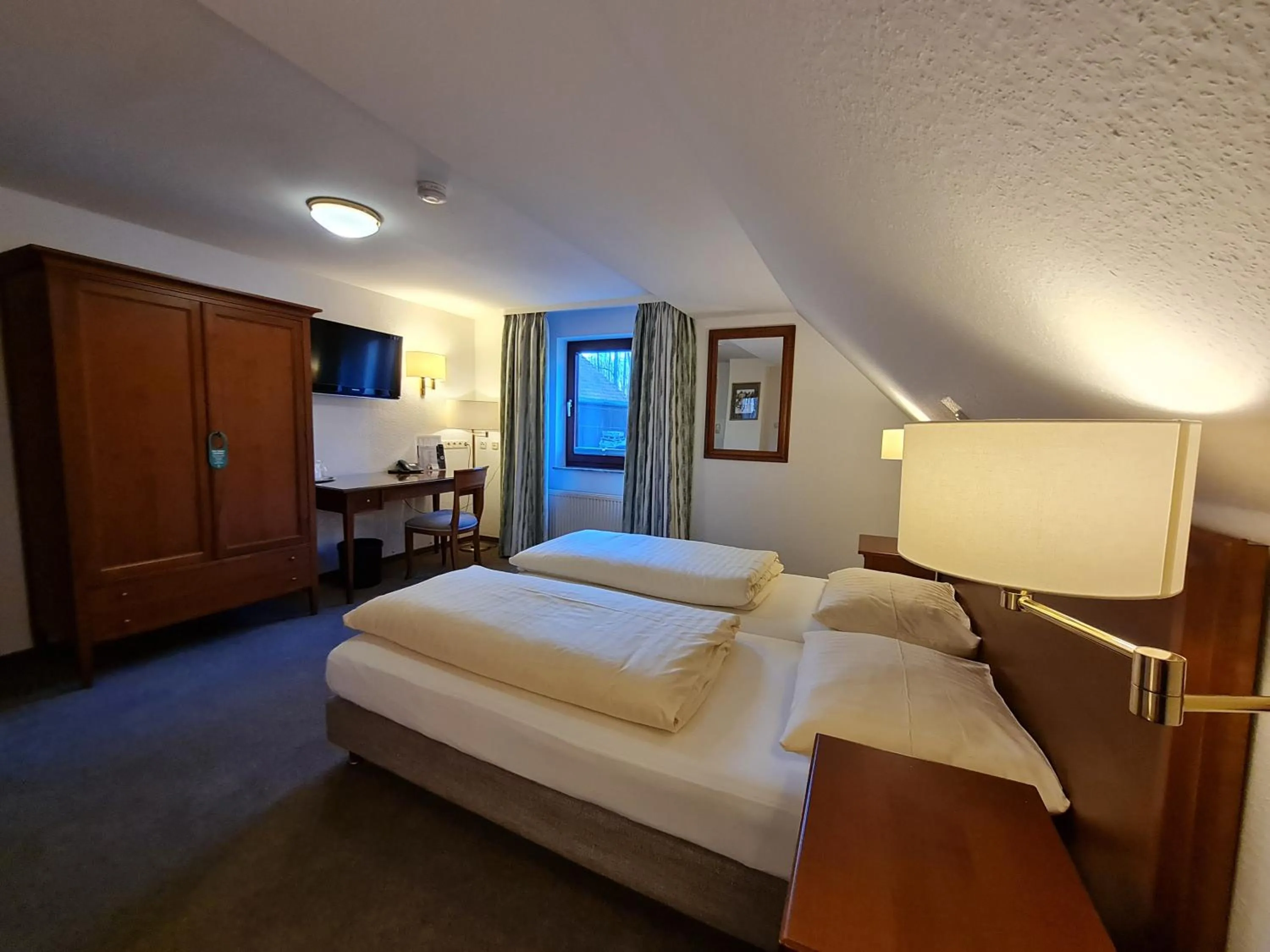 Photo of the whole room, Bed in Hotel Waldquelle - Baumhaushotel Aerzen