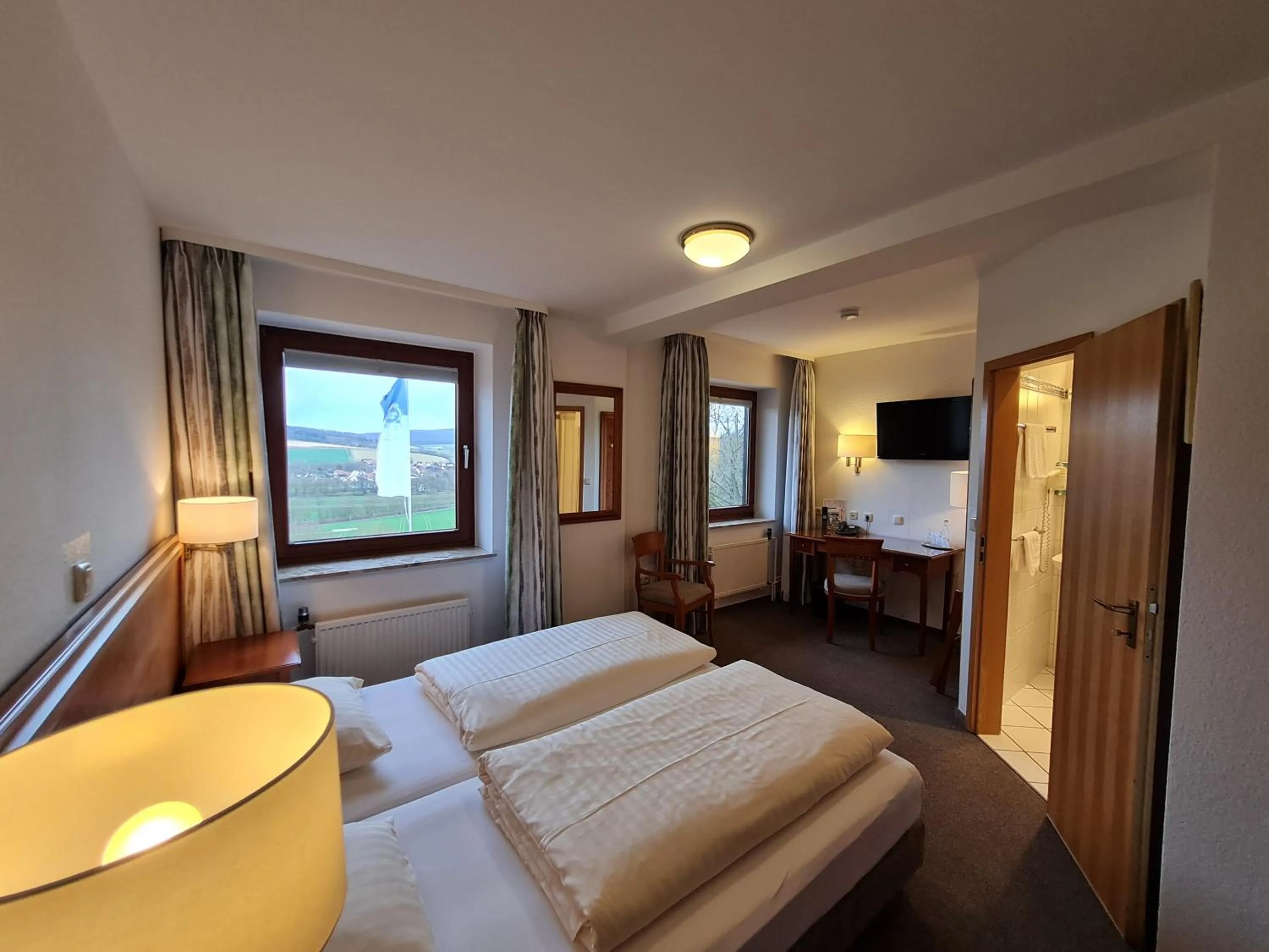 Bed in Hotel Waldquelle - Baumhaushotel Aerzen