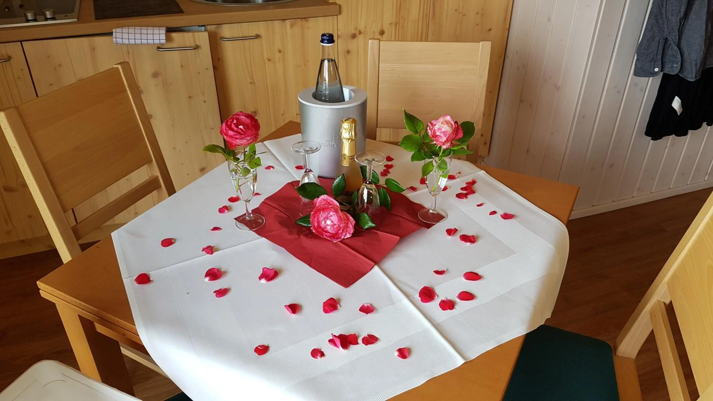Dining area in Hotel Waldquelle - Baumhaushotel Aerzen