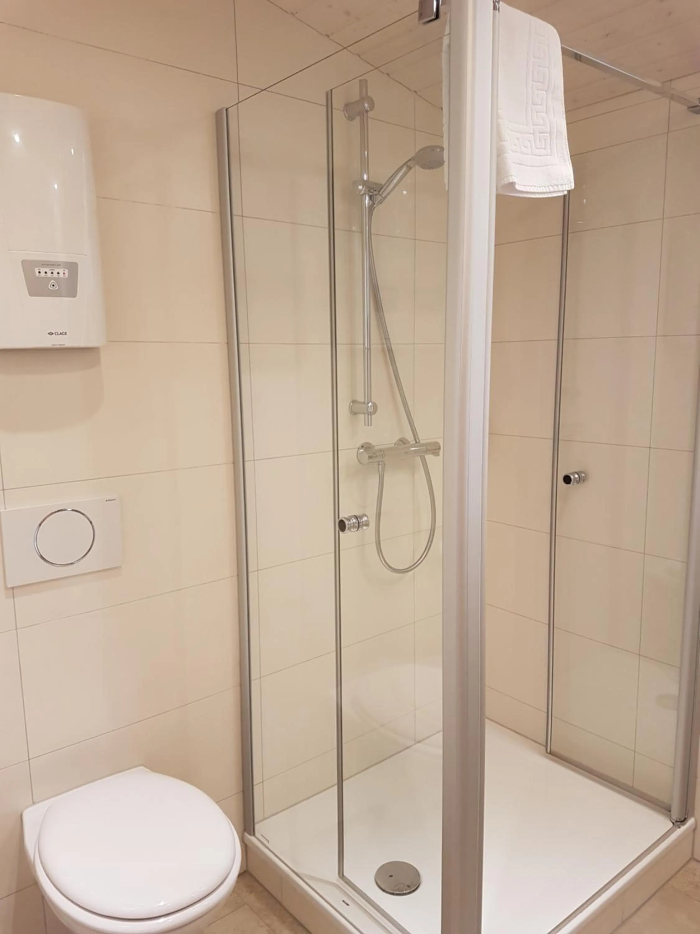 Shower in Hotel Waldquelle - Baumhaushotel Aerzen