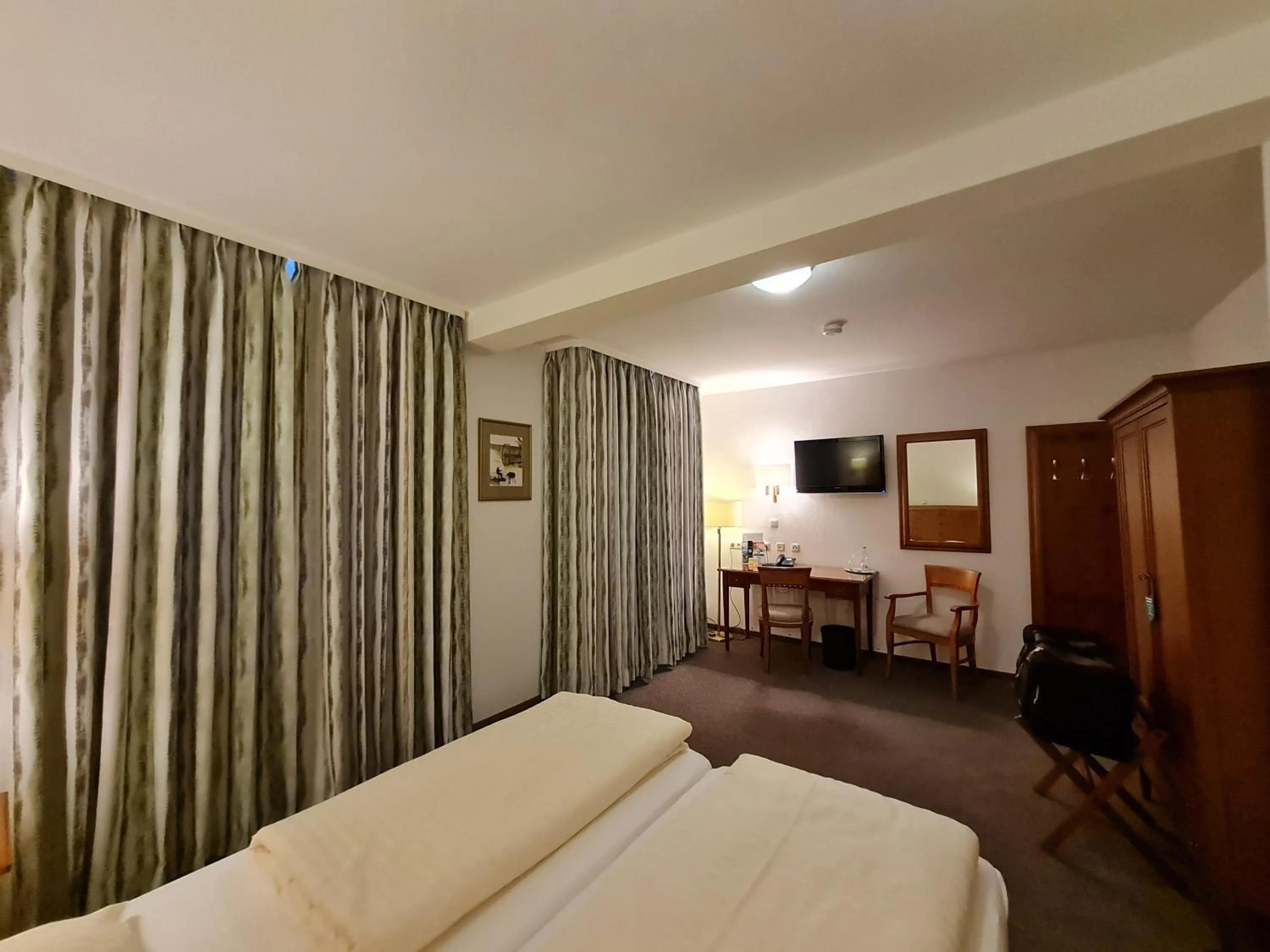 Photo of the whole room, Bed in Hotel Waldquelle - Baumhaushotel Aerzen