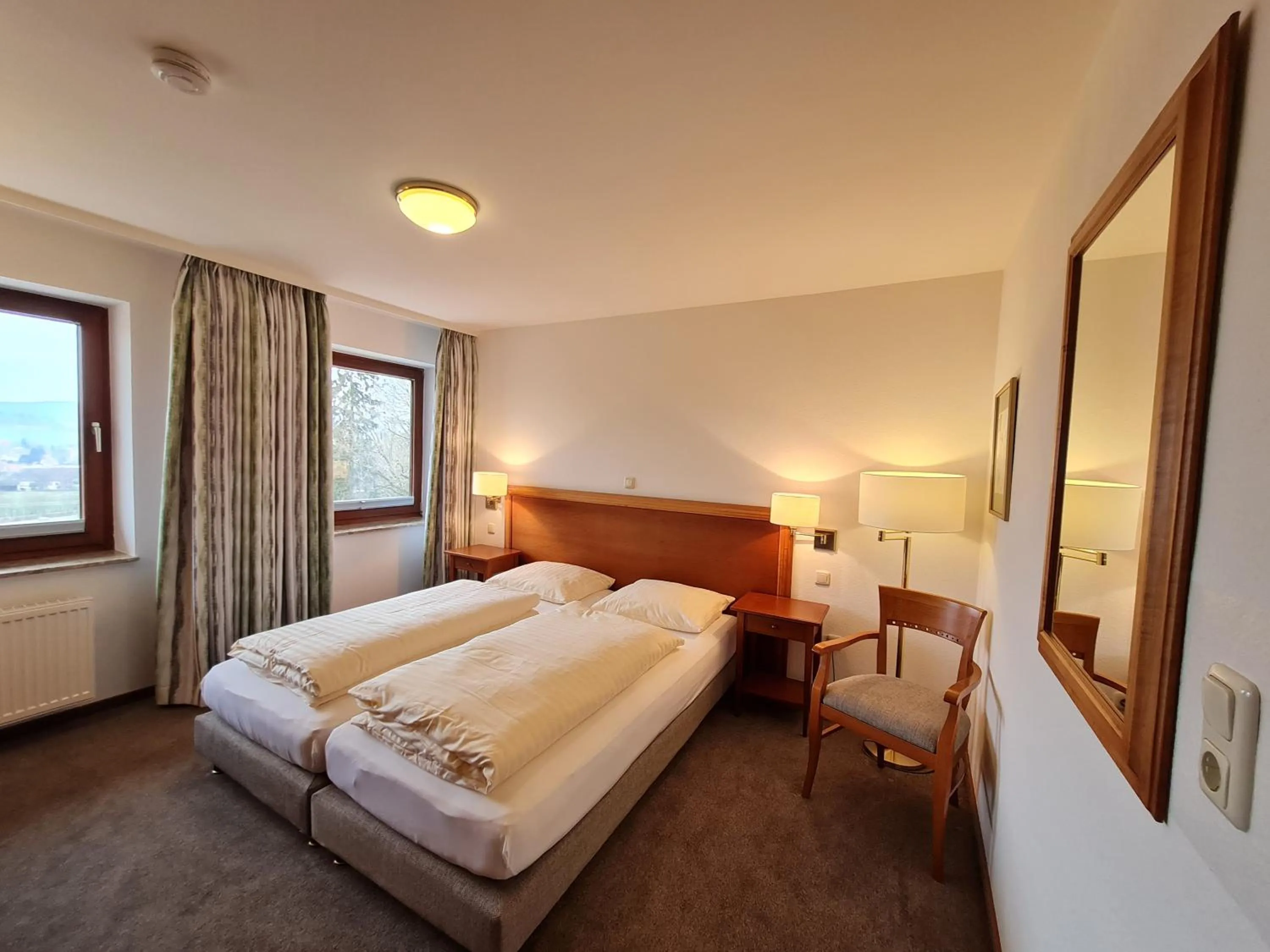 Photo of the whole room, Bed in Hotel Waldquelle - Baumhaushotel Aerzen