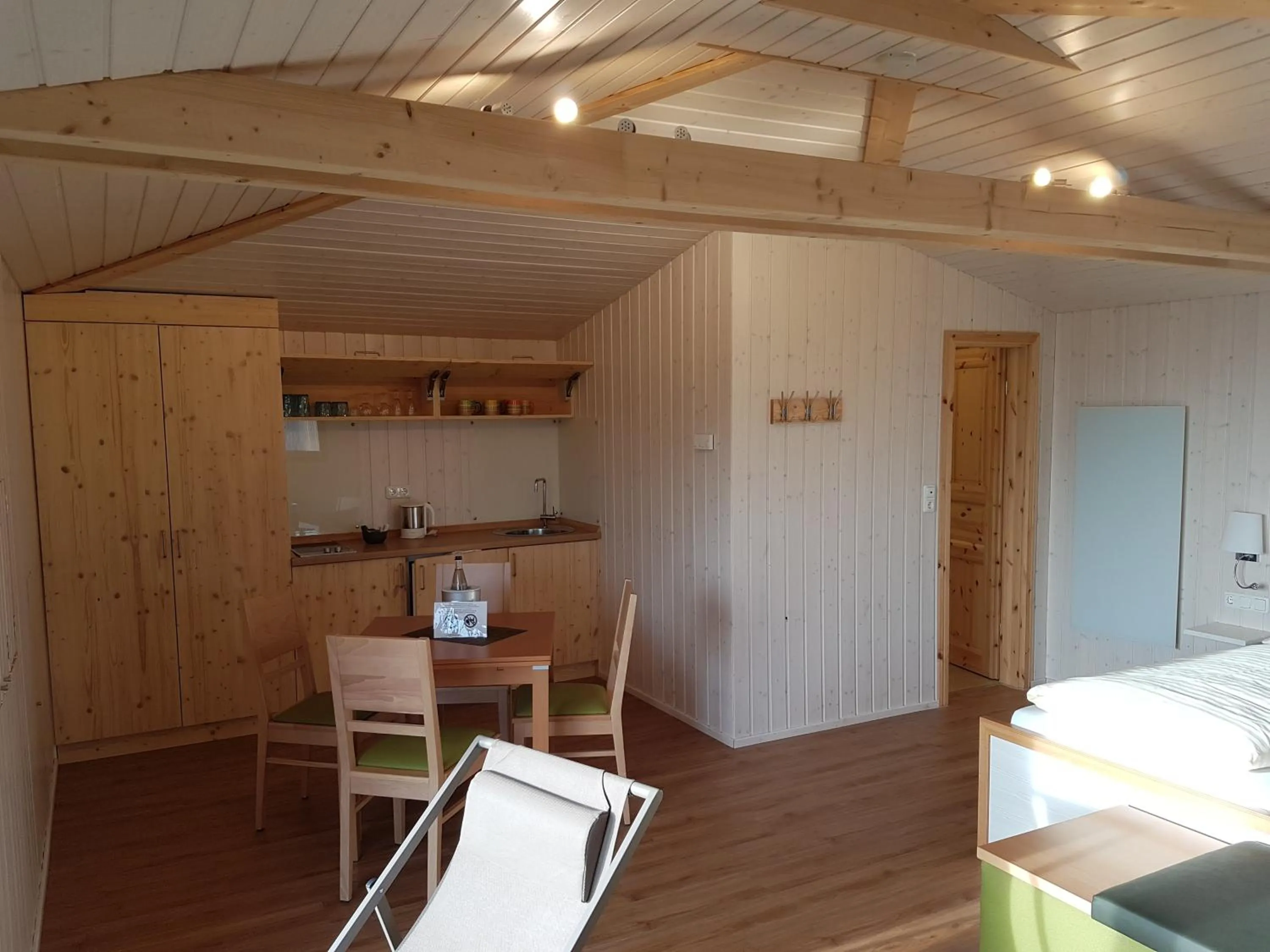 Kitchen or kitchenette in Hotel Waldquelle - Baumhaushotel Aerzen