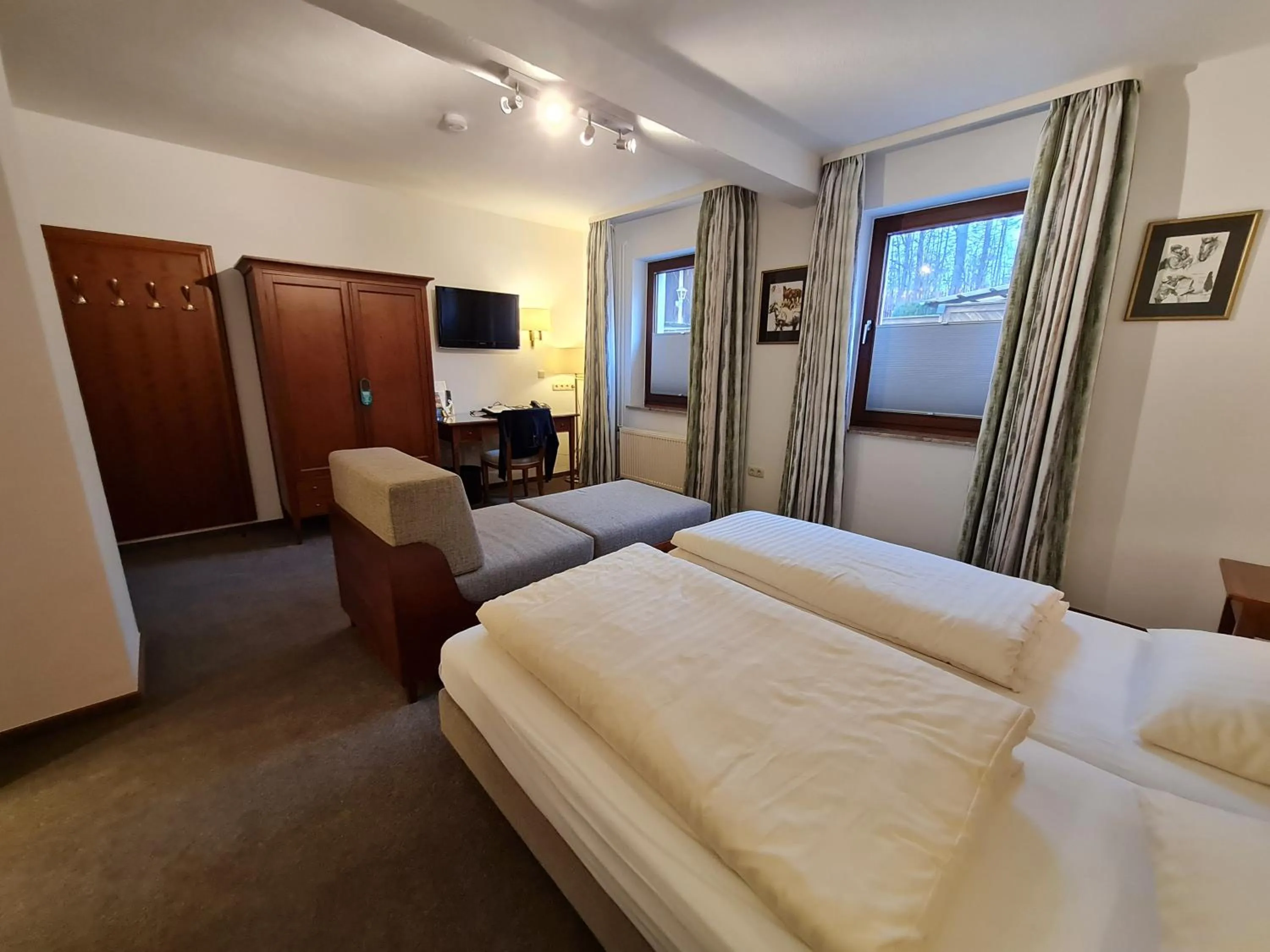 TV and multimedia, Bed in Hotel Waldquelle - Baumhaushotel Aerzen