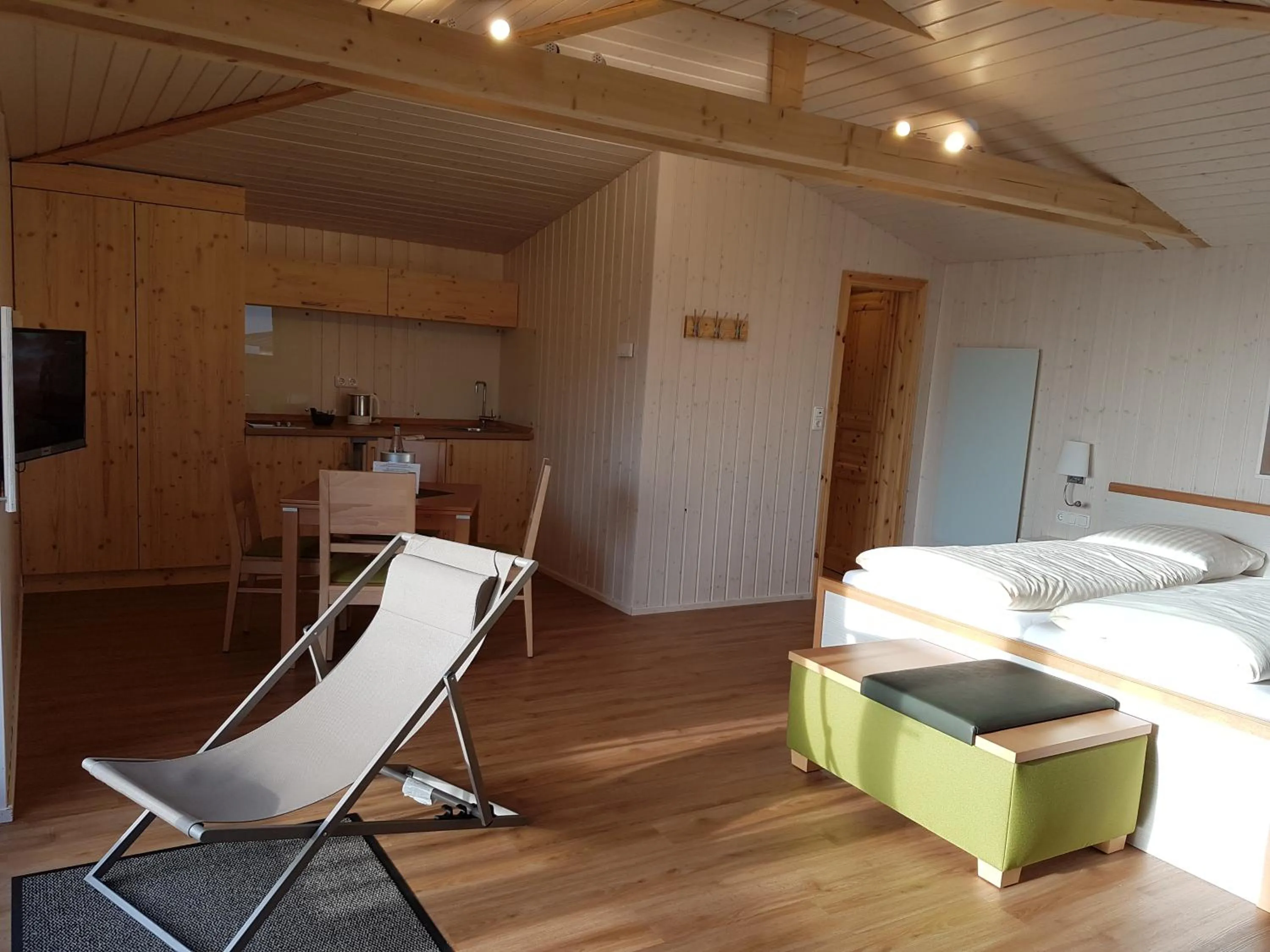 Communal lounge/ TV room, Bed in Hotel Waldquelle - Baumhaushotel Aerzen