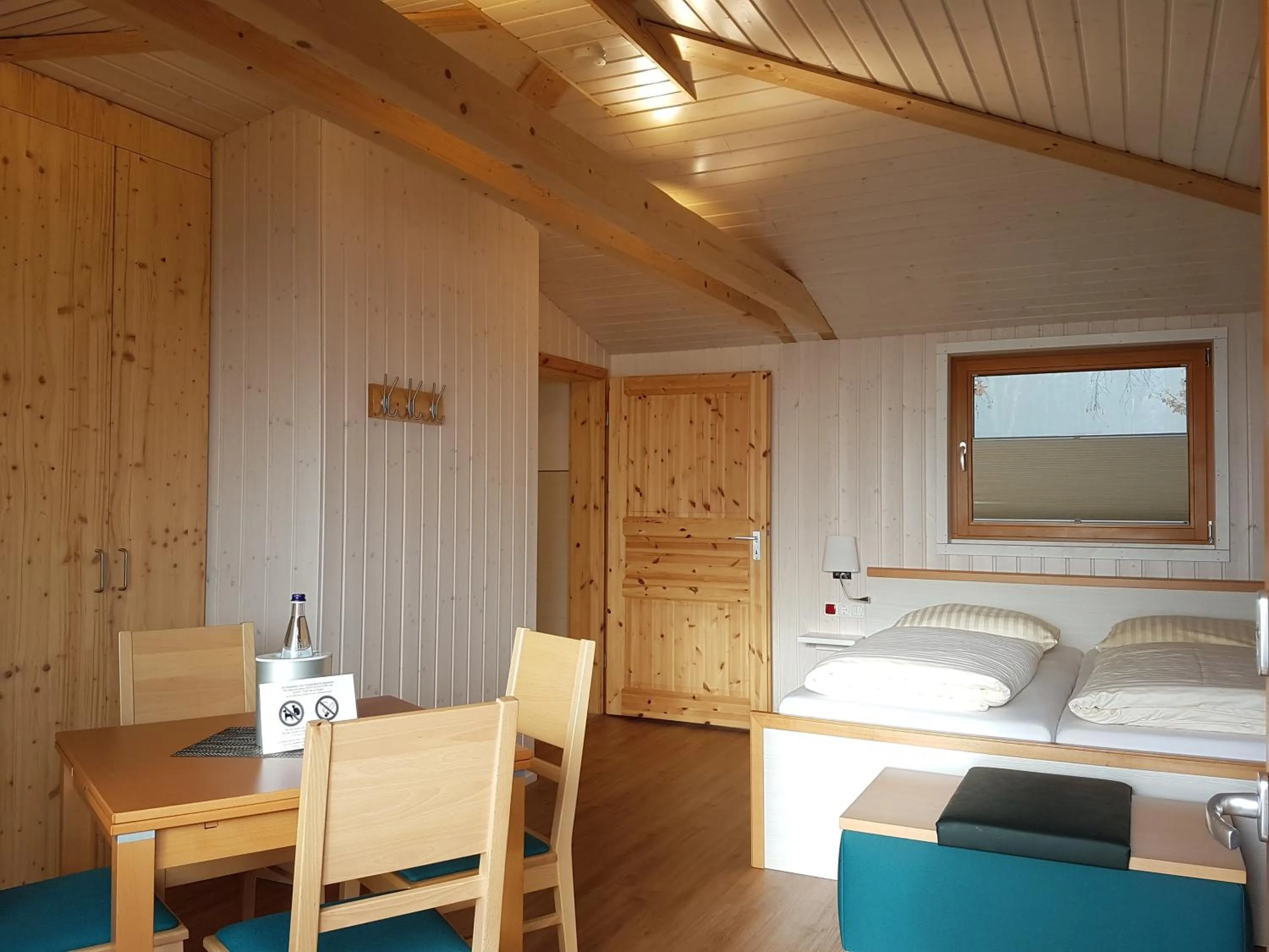 Living room, Bed in Hotel Waldquelle - Baumhaushotel Aerzen