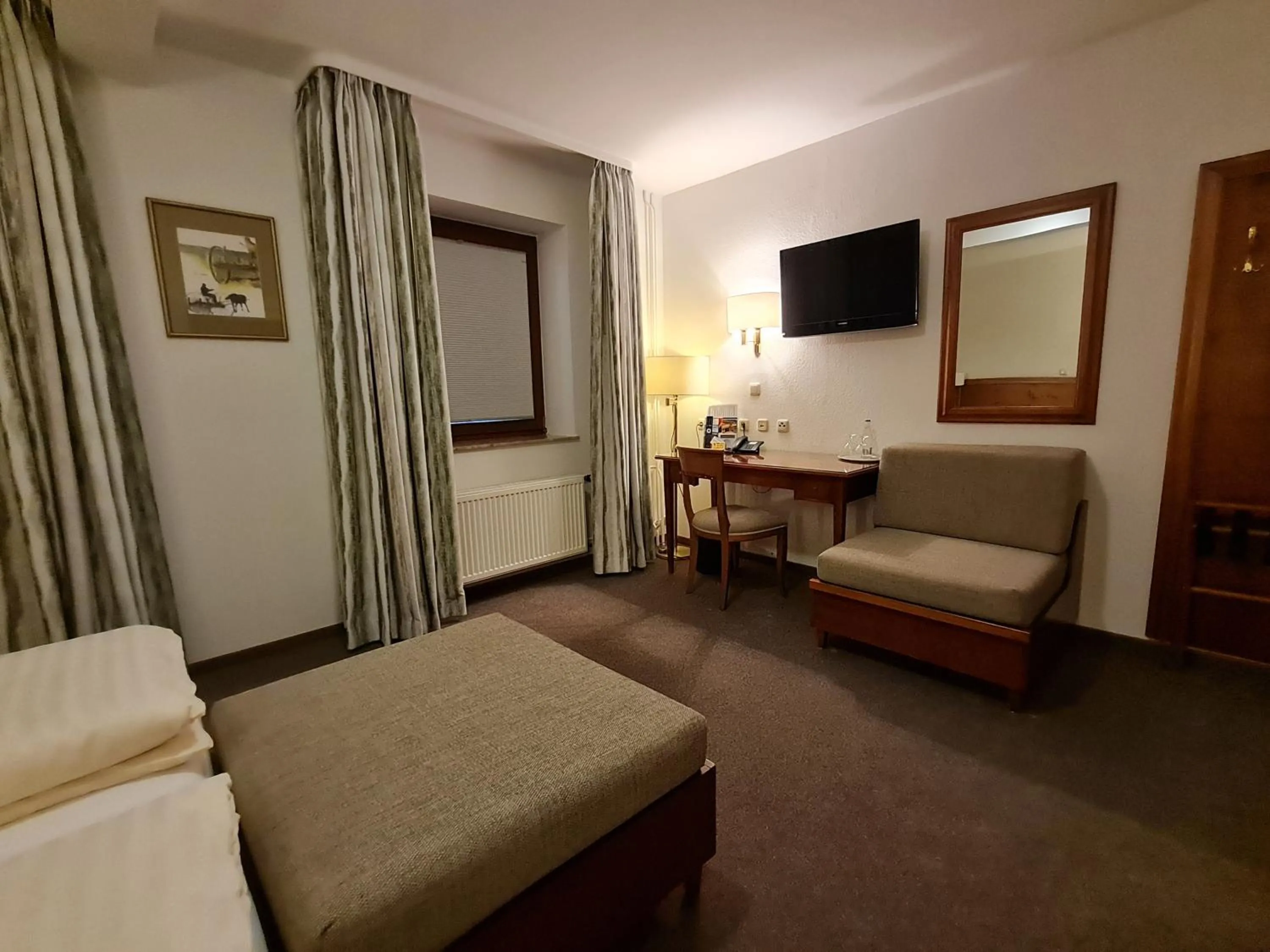 Photo of the whole room, Bed in Hotel Waldquelle - Baumhaushotel Aerzen