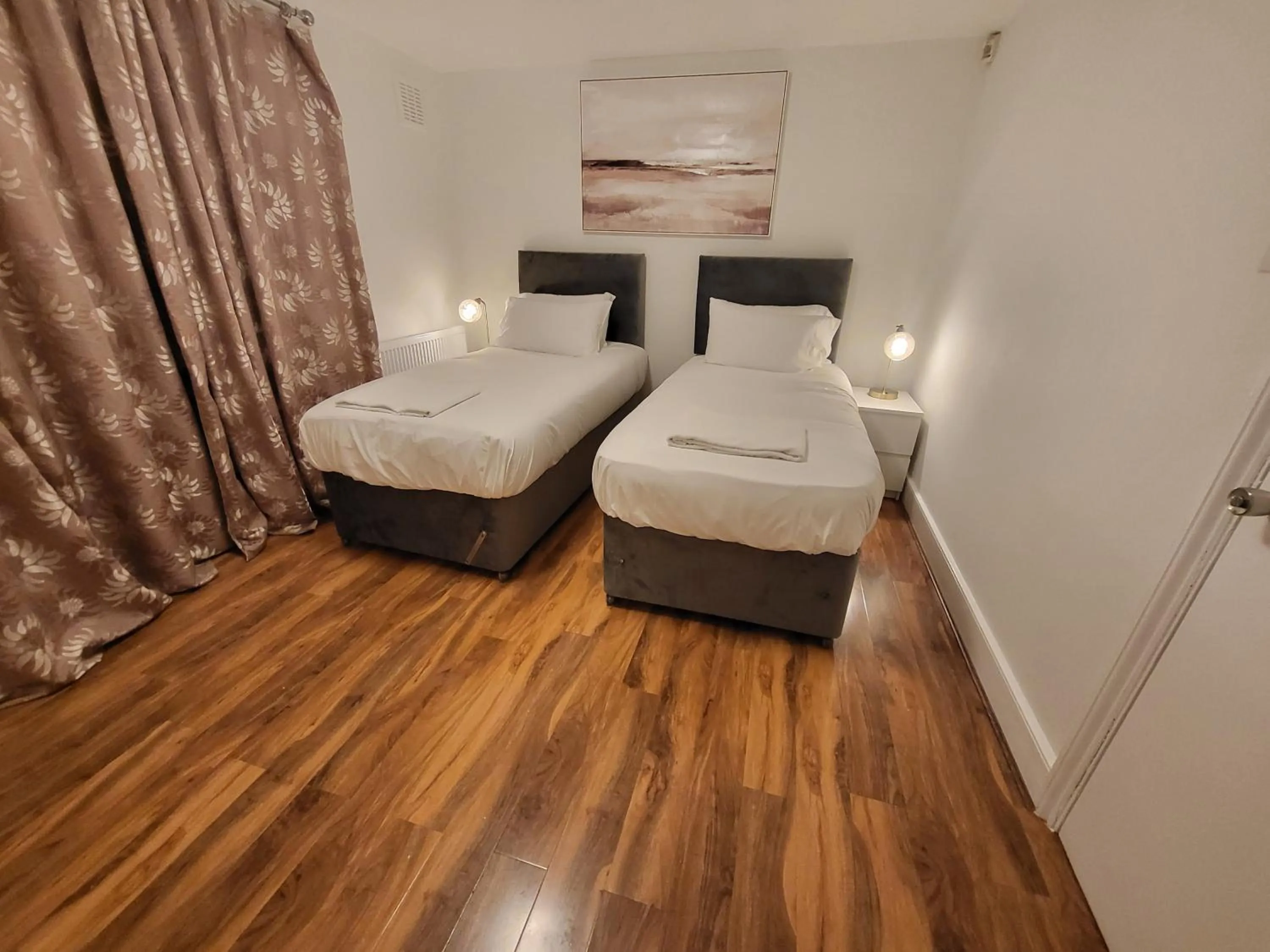 Bathroom, Bed in London City Modern Apartment, Woolwich