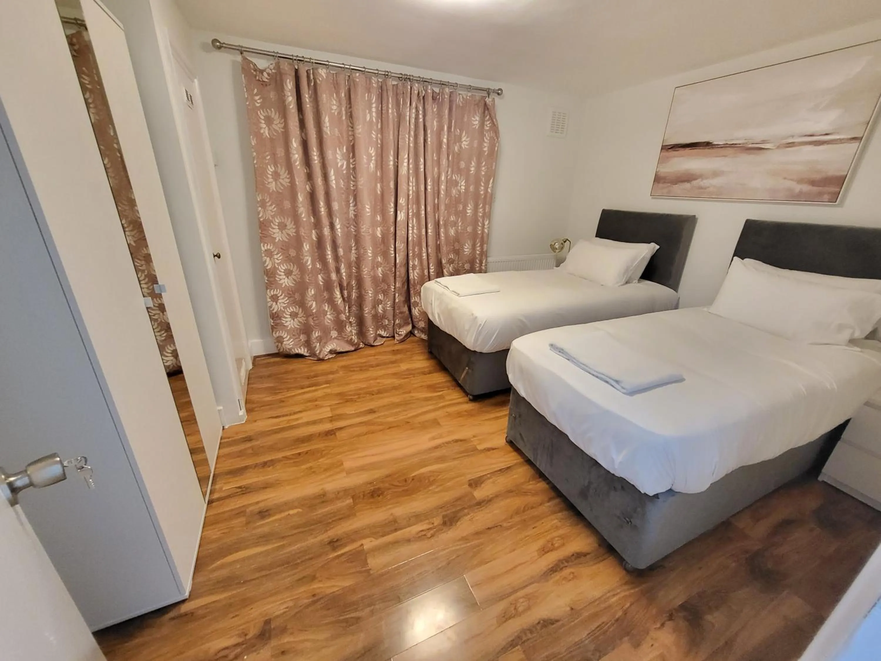 Bedroom, Bed in London City Modern Apartment, Woolwich