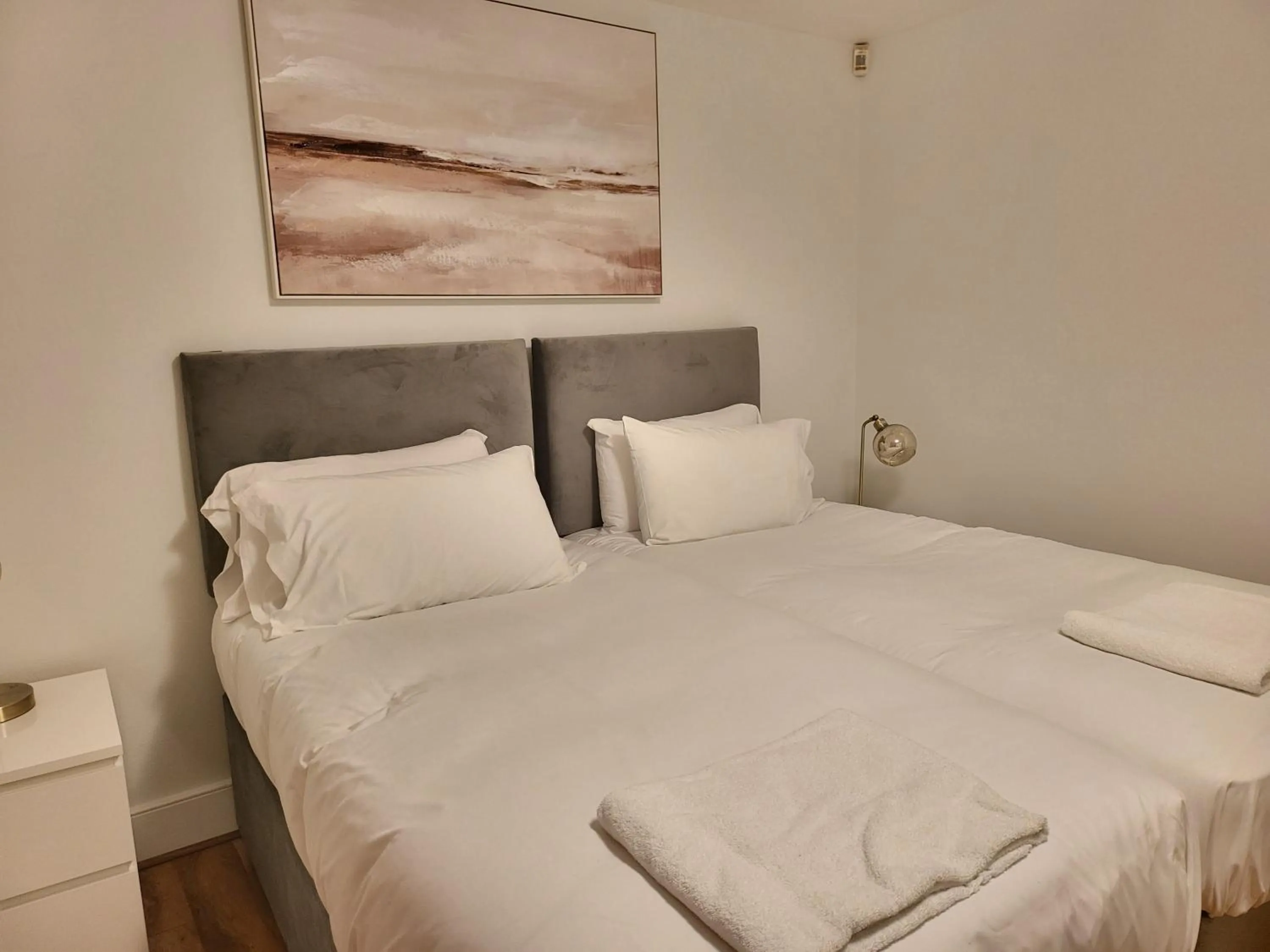 Bedroom, Bed in London City Modern Apartment, Woolwich