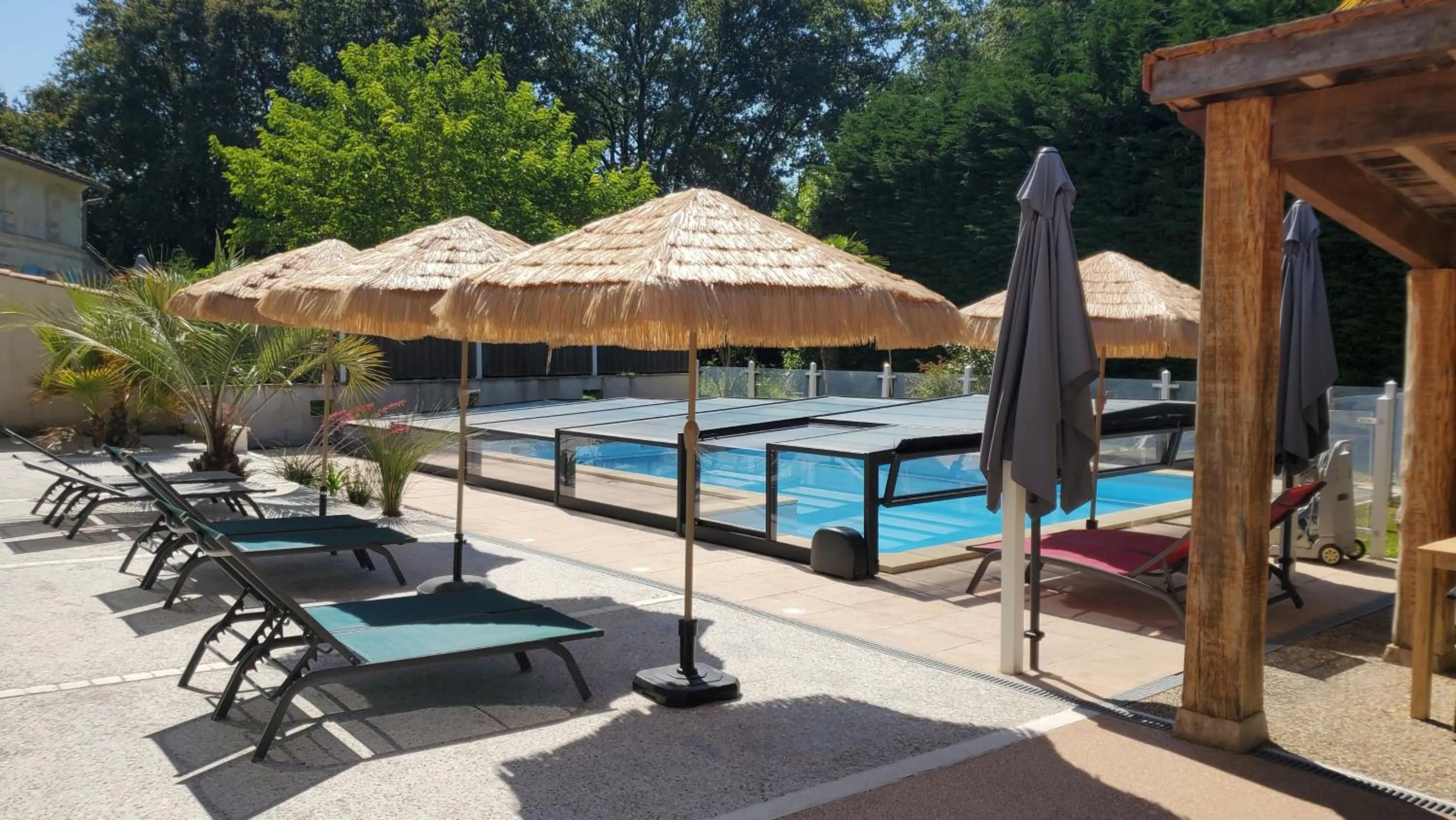 Pool view in Les Cuves - Saintes