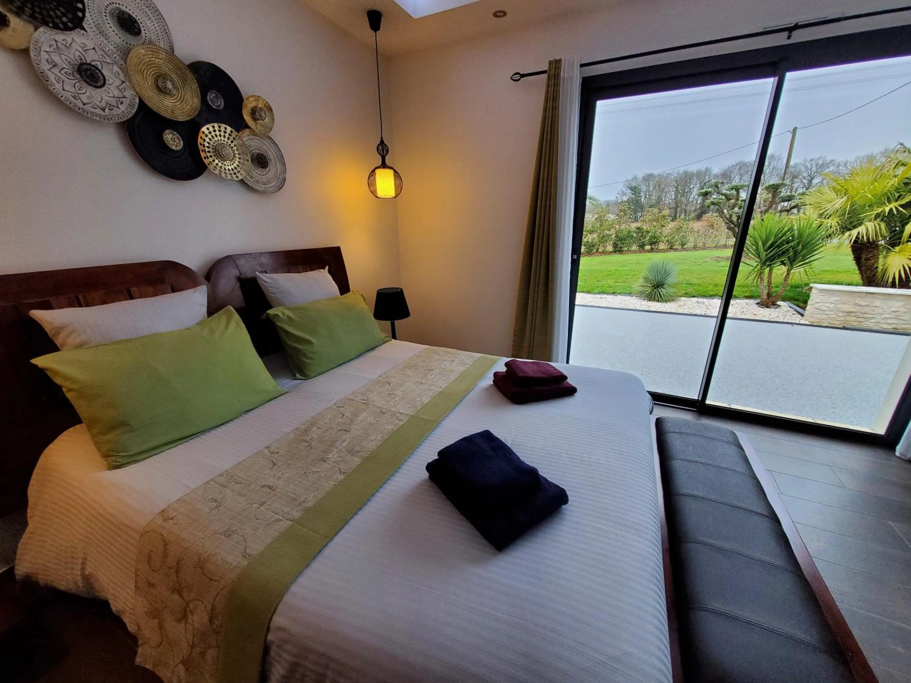 Bedroom, Bed in Les Cuves - Saintes