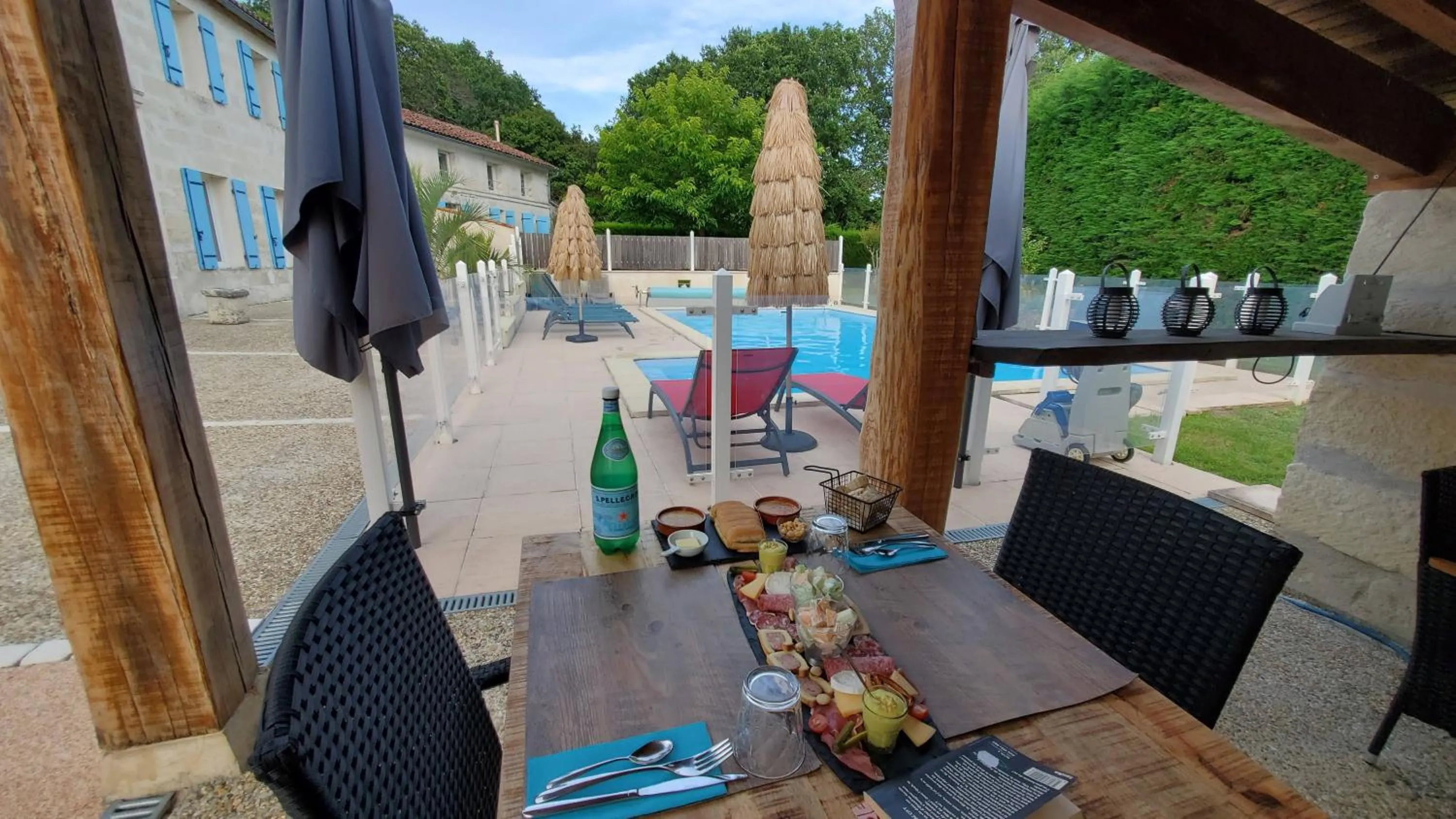 Patio in Les Cuves - Saintes