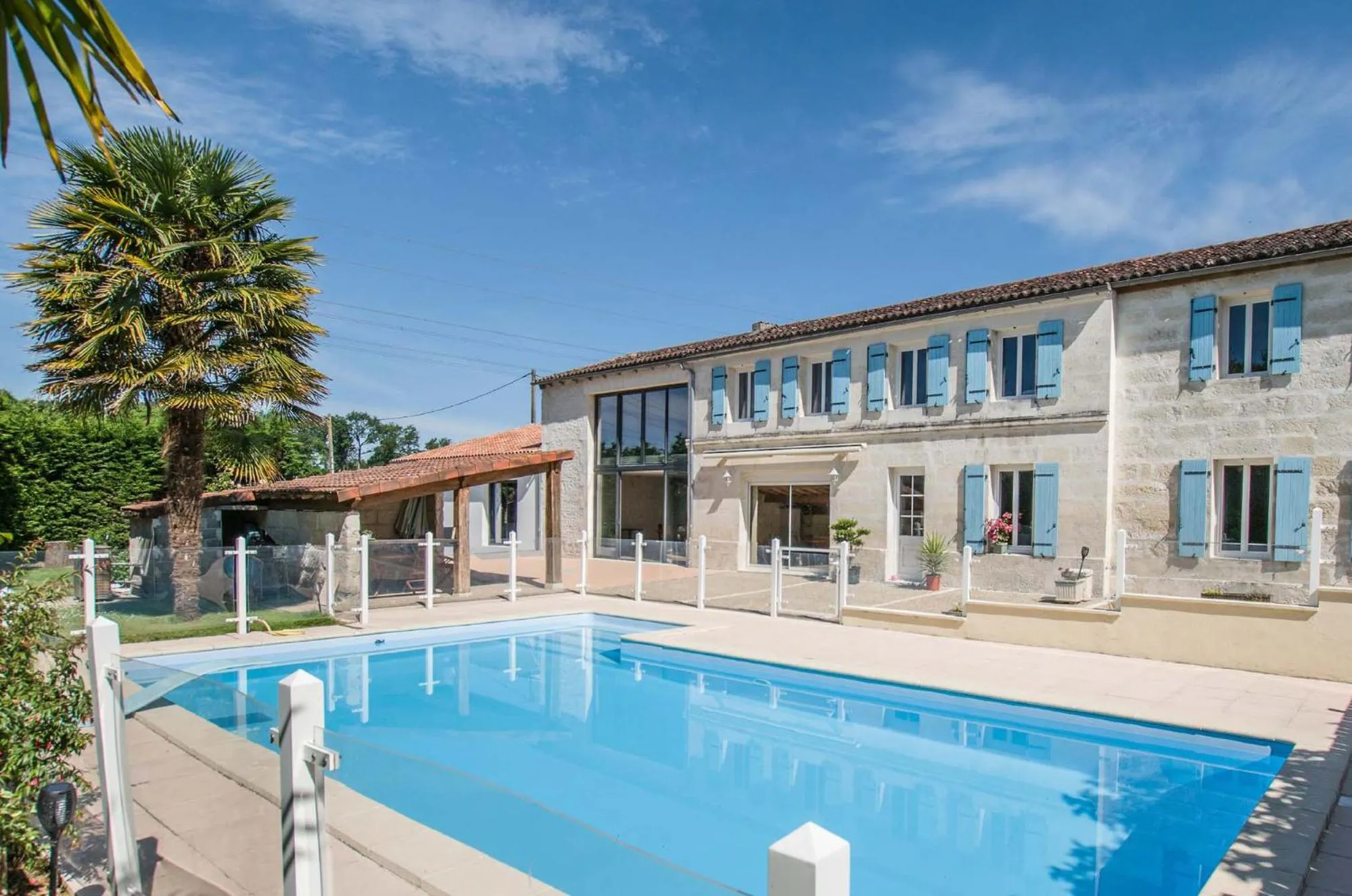 Facade/entrance in Les Cuves - Saintes