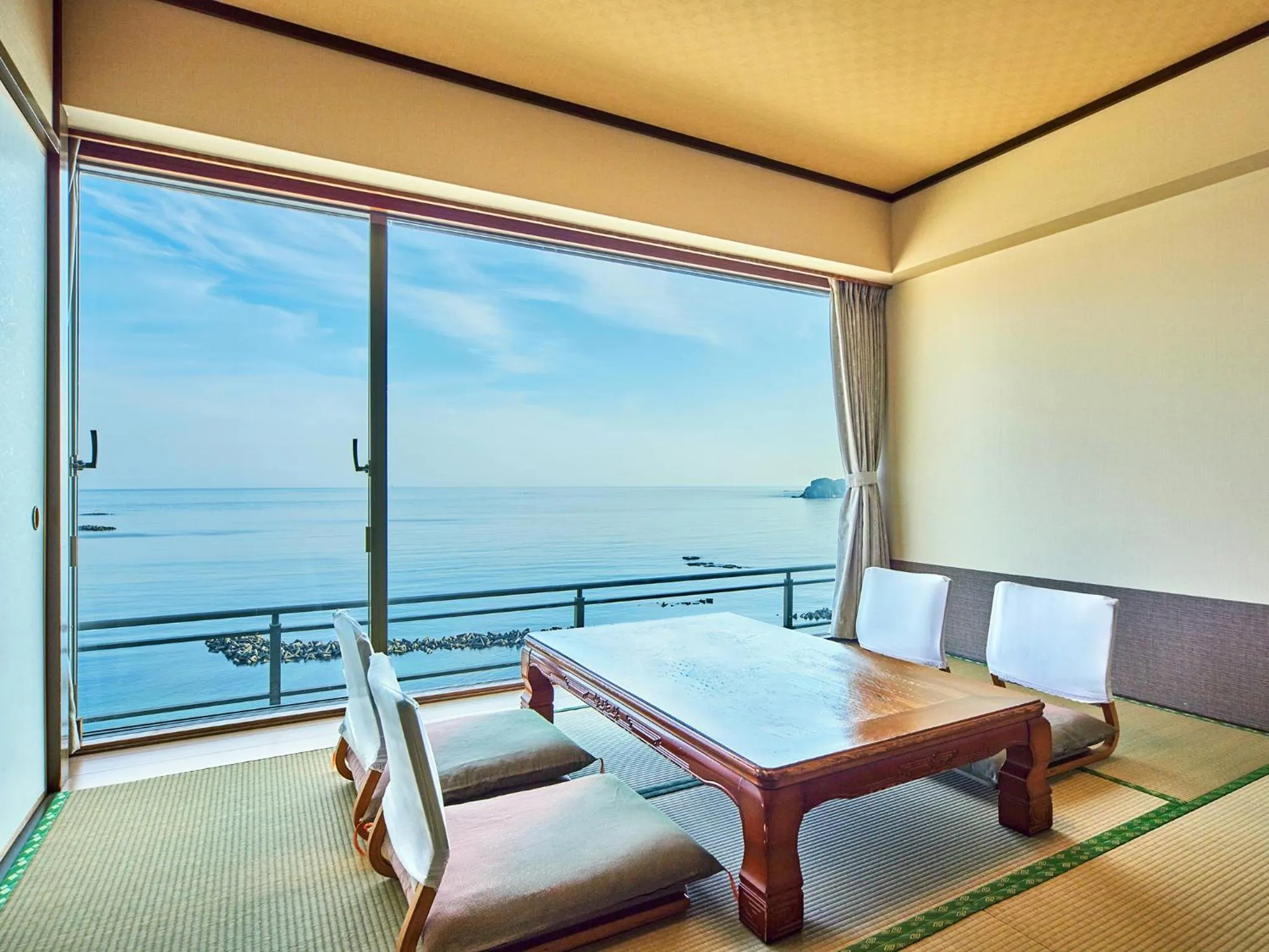 Photo of the whole room in Mikazuki Sea-Park Hotel Katsuura