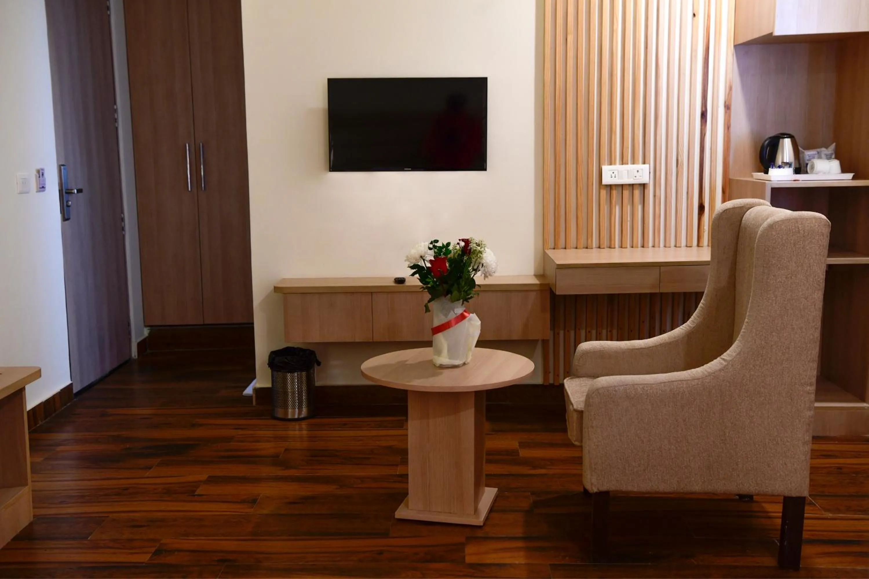 TV and multimedia in Hotel White Rock By The Solitaire Hospitality