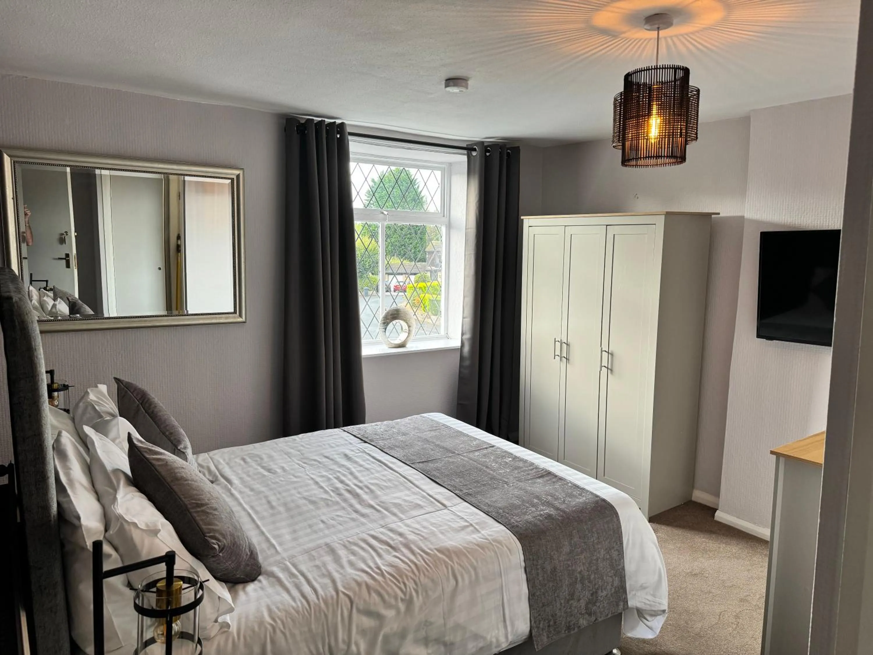 Photo of the whole room, Bed in New Masons Arms