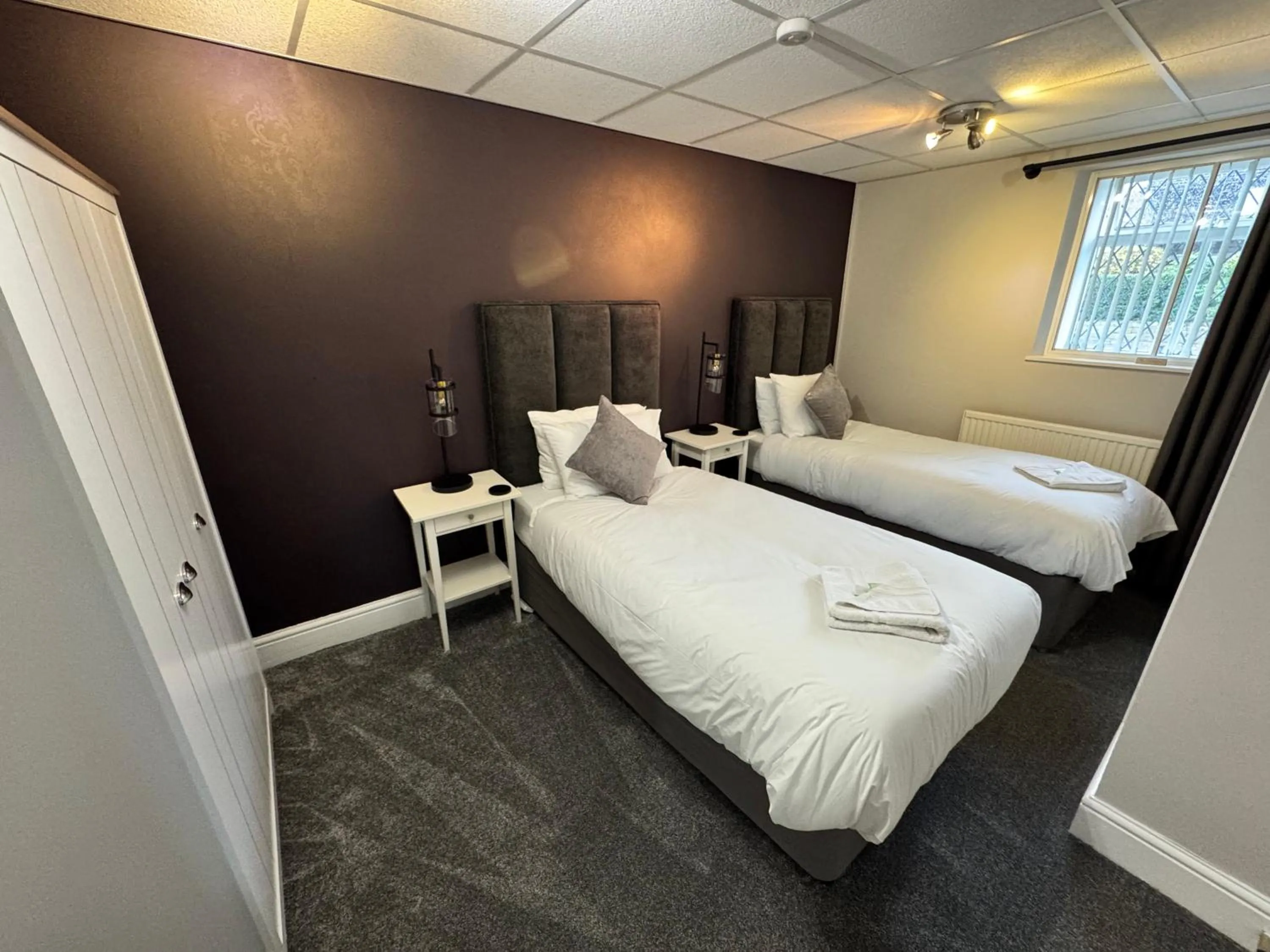 Bedroom, Bed in New Masons Arms