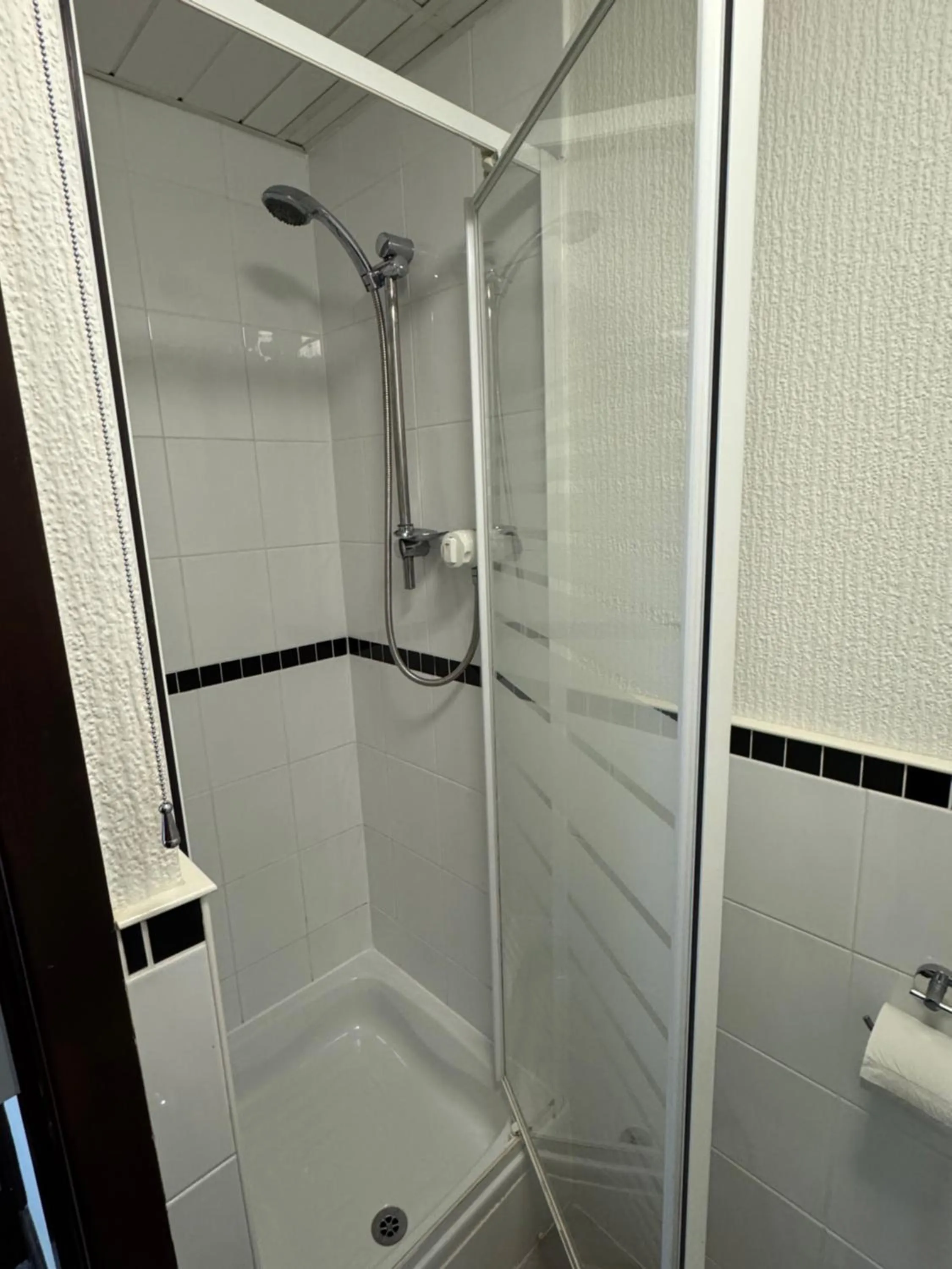 Shower in New Masons Arms