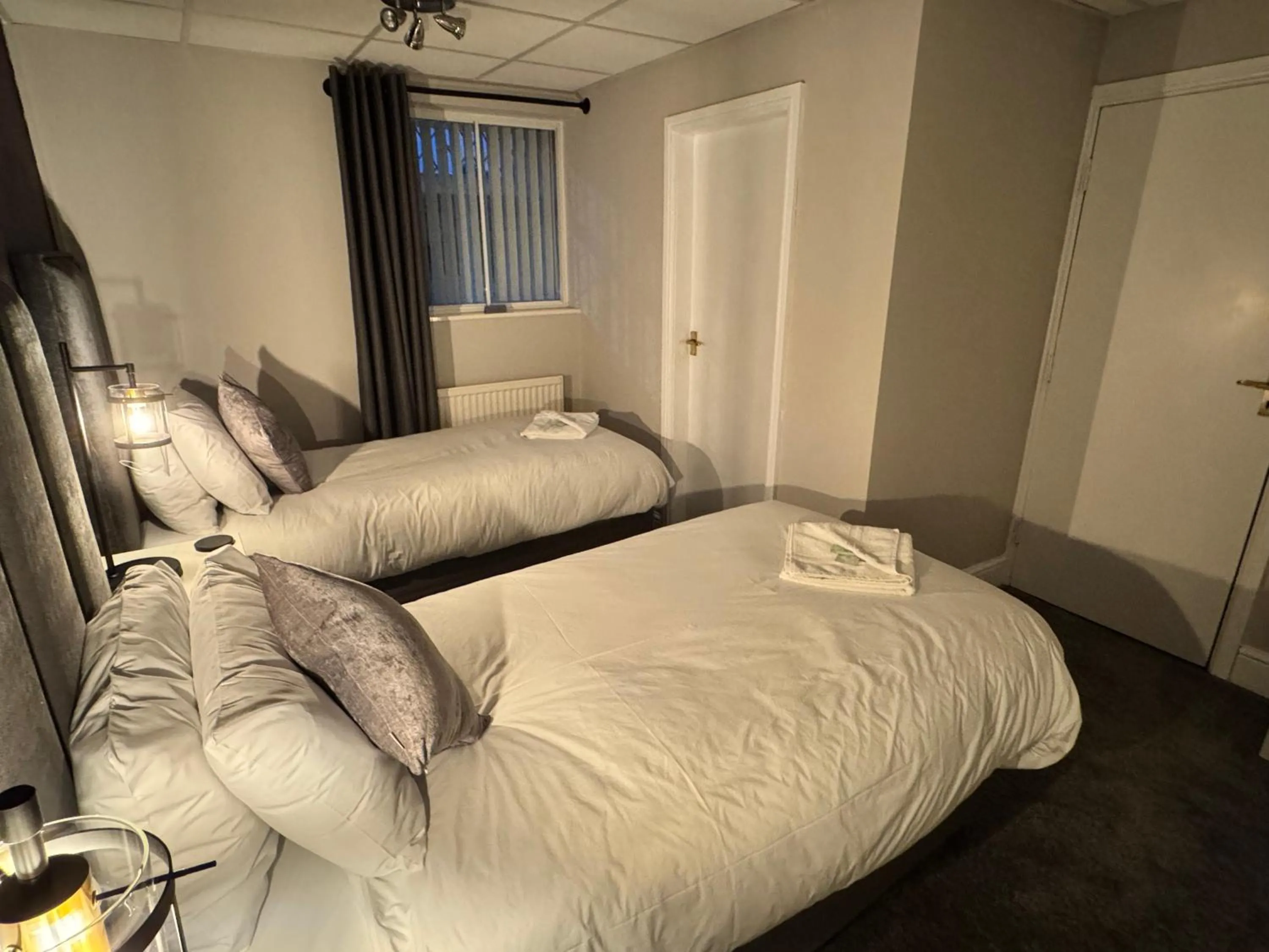 Bedroom, Bed in New Masons Arms