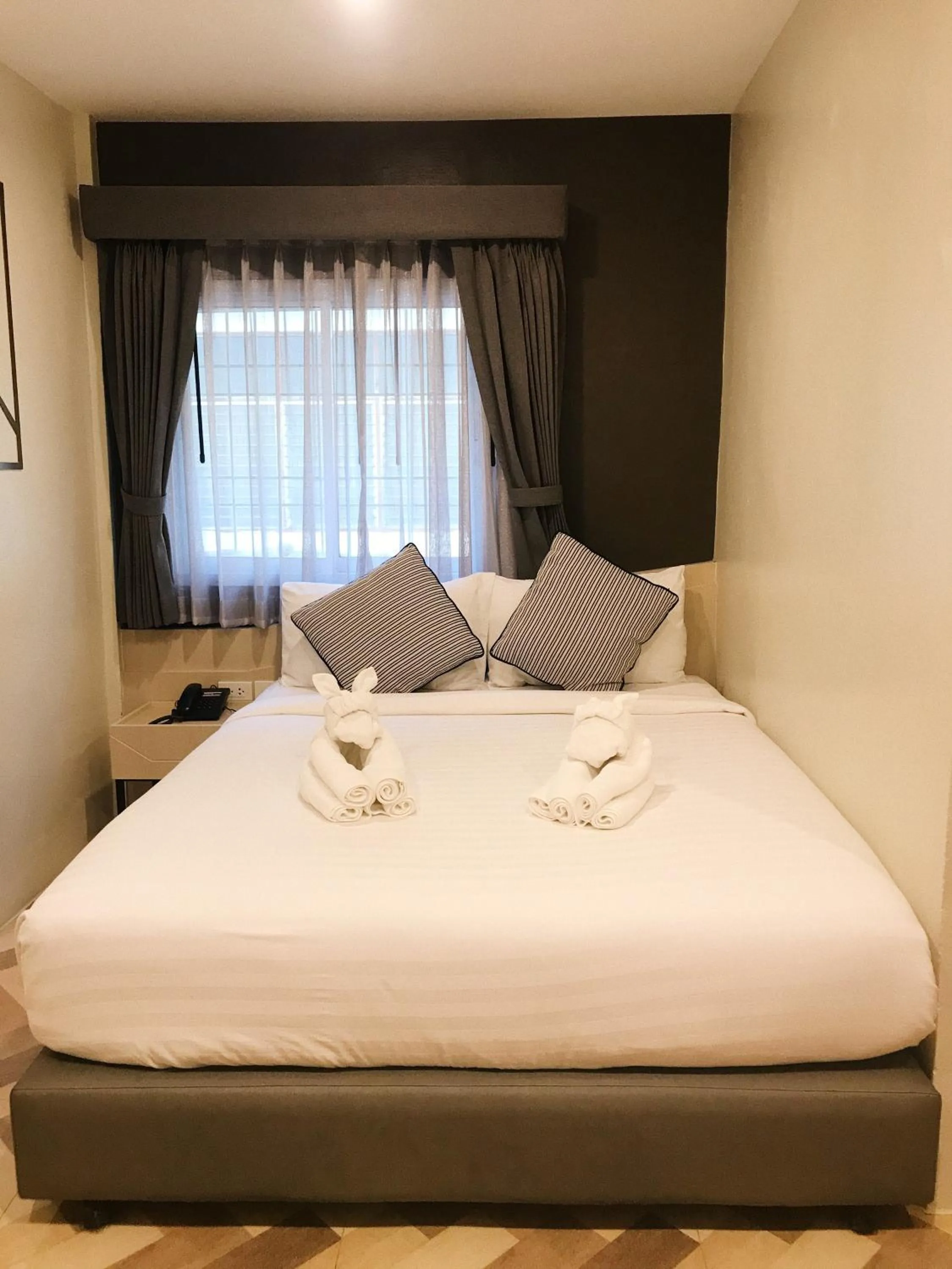 Bedroom, Bed in SJ Miracle Hotel