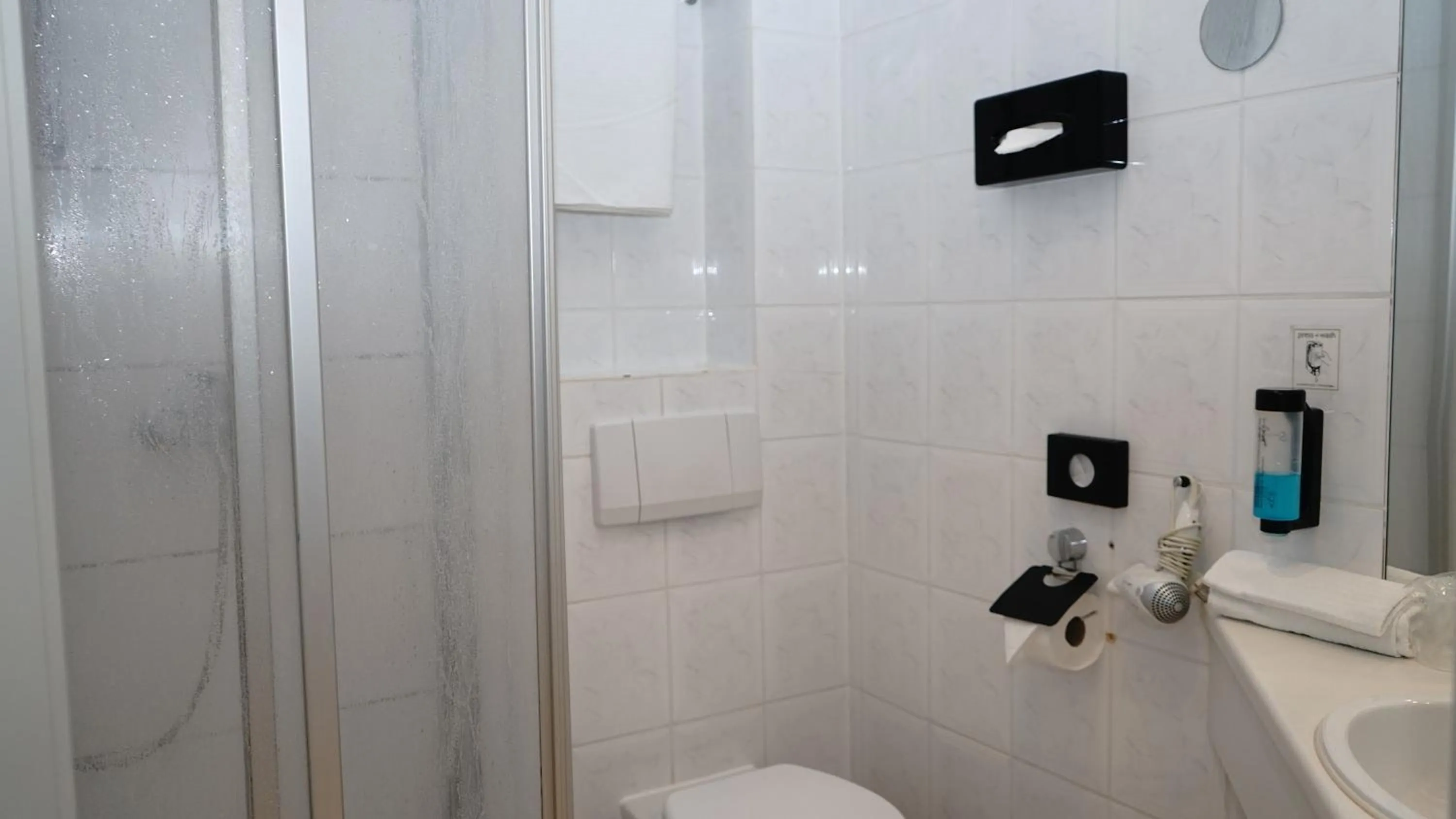 Shower in ITM Entrée Glinde Restaurant & Tagungshotel