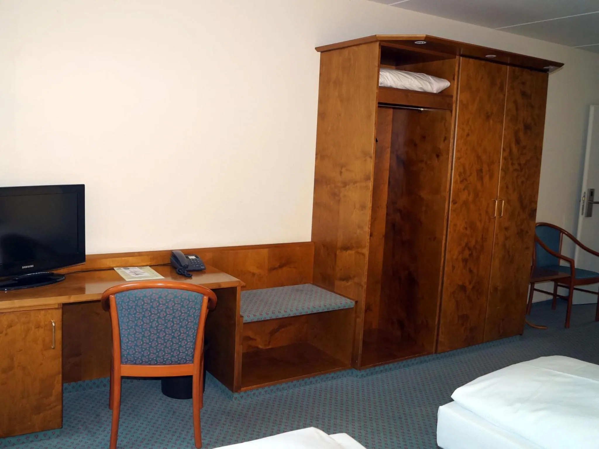 TV and multimedia, Bed in ITM Entrée Glinde Restaurant & Tagungshotel