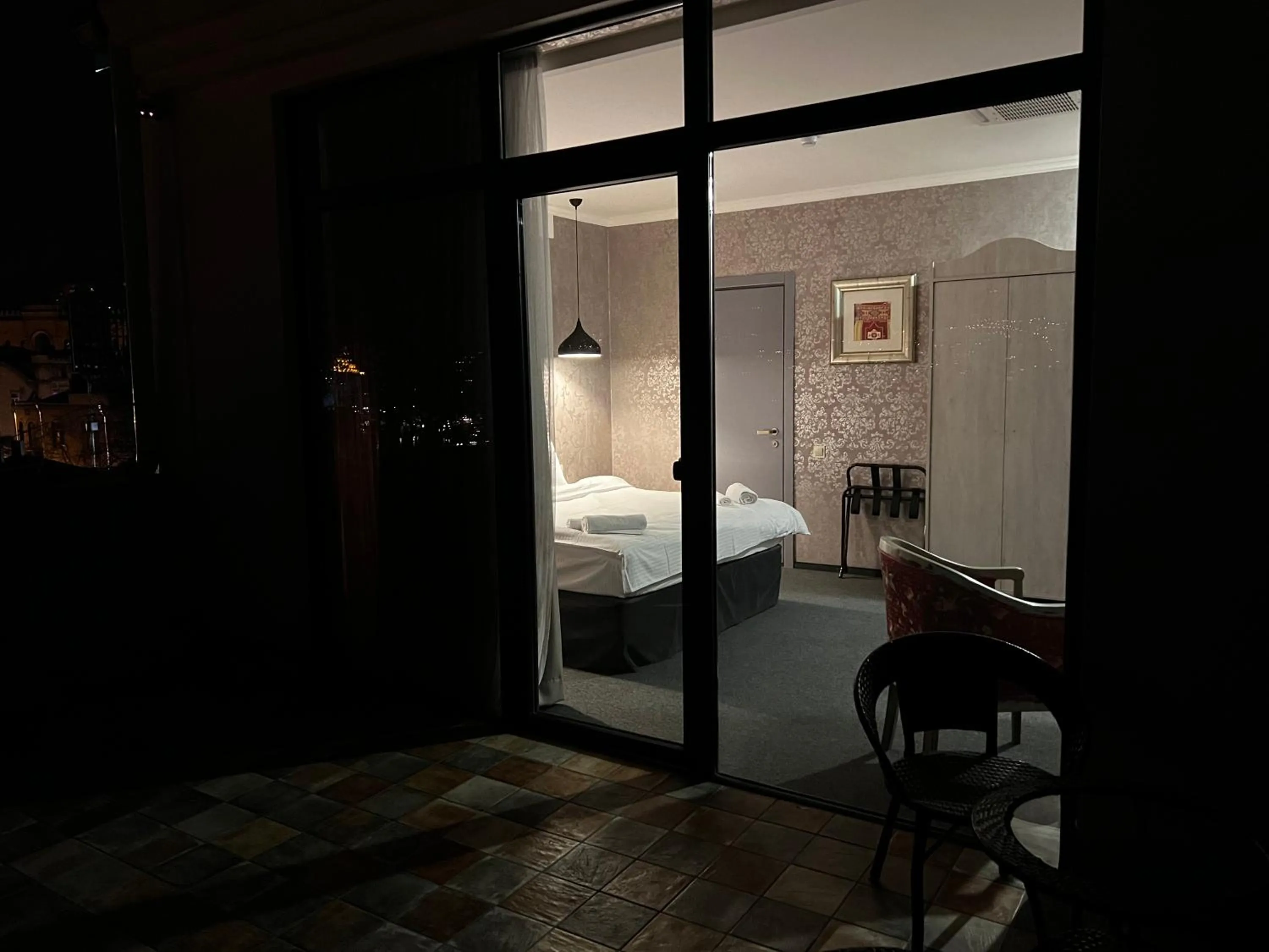 Balcony/Terrace, Bed in Hotel Day Inn