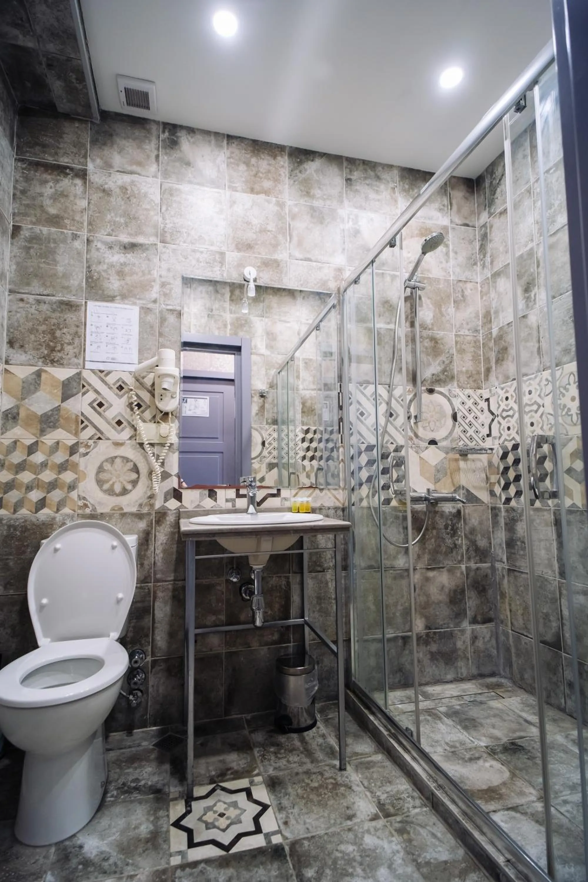 Shower in Hotel Day Inn